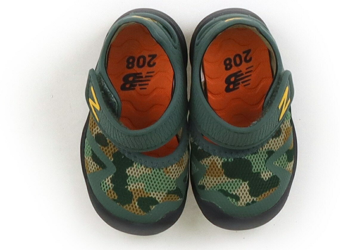 　ブランド 　New Balance(ニューバランス) 　カテゴリー 　スニーカー 　サイズ 　靴12cm〜 　色 　オールドグリーン・迷彩 　状態 　★★★★ 　記名 　なし 　ジャンル 　Boy メッシュ素材。実際のサイズ表記は、12cm。マジックテープ留め。目立った汚れのない良品です。 ＊【状態】【サイズ】に関しての詳しい説明はこちら