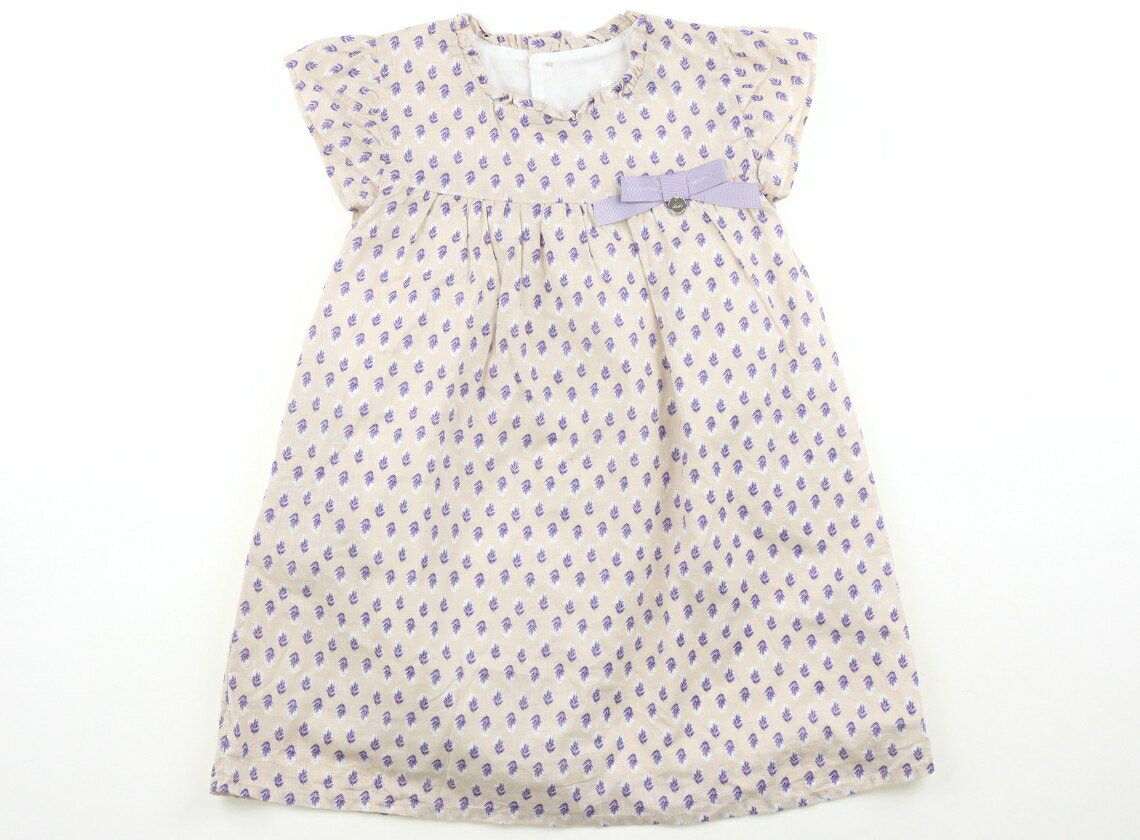 　ブランド 　BeBe Petits Pois Vert(ベベ プチ ポワ ヴェール) 　カテゴリー 　ワンピース 　サイズ 　100サイズ 　色 　くすみピンク、ラベンダー 　状態 　★★★ 　記名 　なし 　ジャンル 　Girl コットン配合生地、裏地つき。後ろボタンあきです。少しシワはありますが、目立った汚れはありません。 ＊【状態】【サイズ】に関しての詳しい説明はこちら