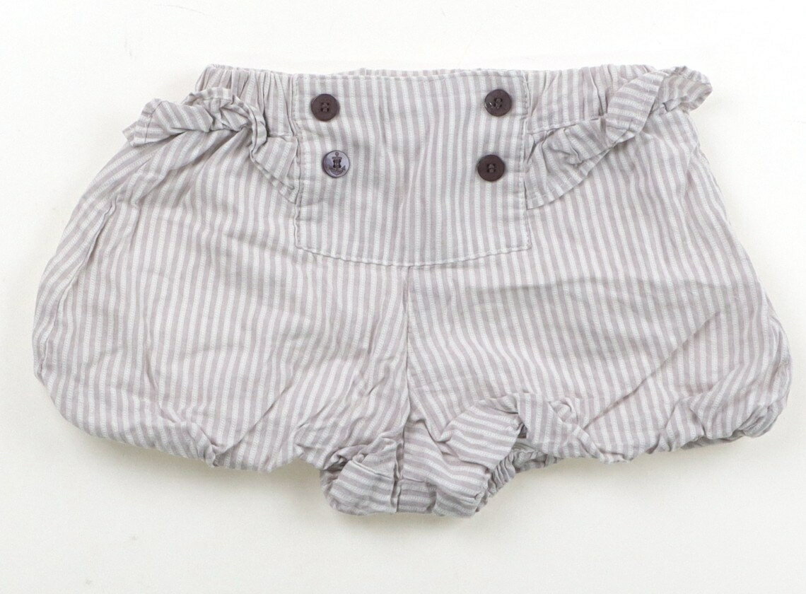 　ブランド 　BeBe(べべ) 　カテゴリー 　ブルマ・ダイパーカバー 　サイズ 　80サイズ 　色 　グレー、ストライプ柄 　状態 　★★★ 　記名 　なし 　ジャンル 　Girl ウエストのゴムは交換穴があります。裏地あり。全体的にややよれあり。 ＊【状態】【サイズ】に関しての詳しい説明はこちら