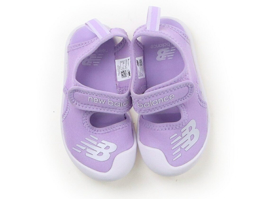 　ブランド 　New Balance(ニューバランス) 　カテゴリー 　サンダル 　サイズ 　靴14cm〜 　色 　パープル系 　状態 　★★★ 　記名 　なし 　ジャンル 　Girl 実際のサイズ表記は14cm。マジックテープ留め。ソールに落としきれていない泥汚れ跡が見受けられます。まだまだ活躍してくれそうです。 ＊【状態】【サイズ】に関しての詳しい説明はこちら