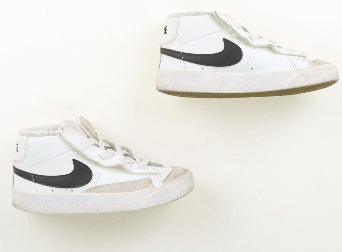 ナイキ NIKE スニーカー 靴15cm〜 男の子 白、黒 子供服 ベビー服 キッズ アウトレット ユーズド 【中古】キッズ・ベビー・マタニティ carryon-13603315 CarryOn サンプル画像2