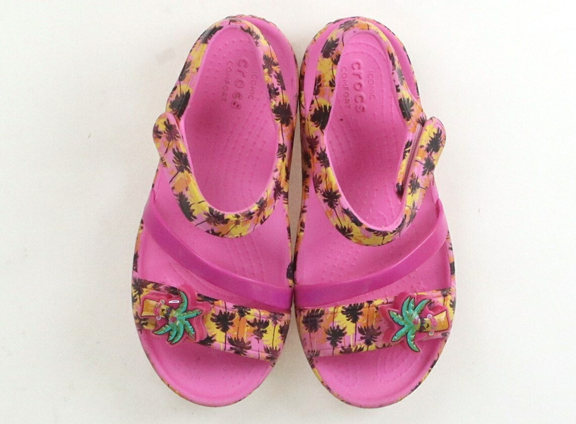 クロックス CROCS サンダル 靴18cm〜 女の子 ピンク・イエロー×ブラックパームツリー 子供服 ベビー服 キッズ アウトレット ユーズド 【中古】キッズ・ベビー・マタニティ