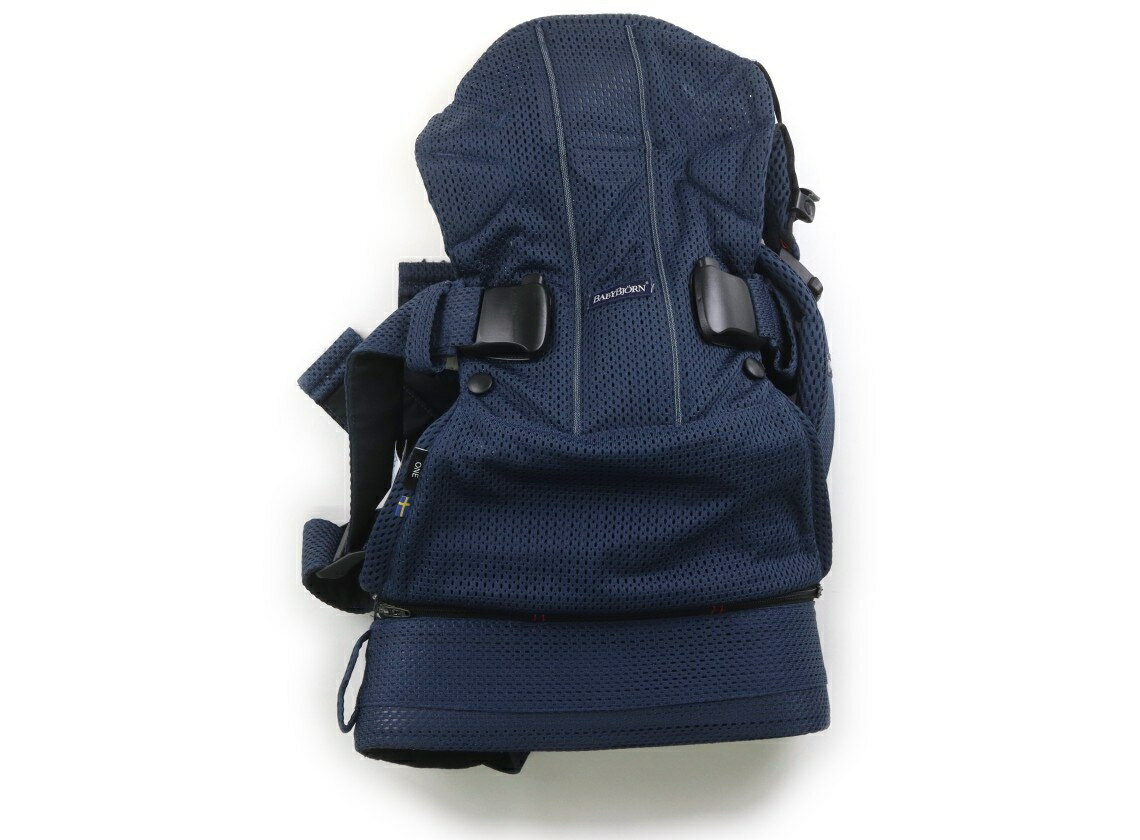 　ブランド 　baby bjorn(ベビービョルン) 　カテゴリー 　抱っこひも・スリング 　サイズ 　ママ向けアイテム 　色 　ネイビー 　状態 　★★★ 　記名 　なし 　ジャンル 　Baby ベビーキャリアONEで、メッシュ素材です。肩紐にやや汚れがありますが、まだまだお使いいただけそうです。 ＊【状態】【サイズ】に関しての詳しい説明はこちら