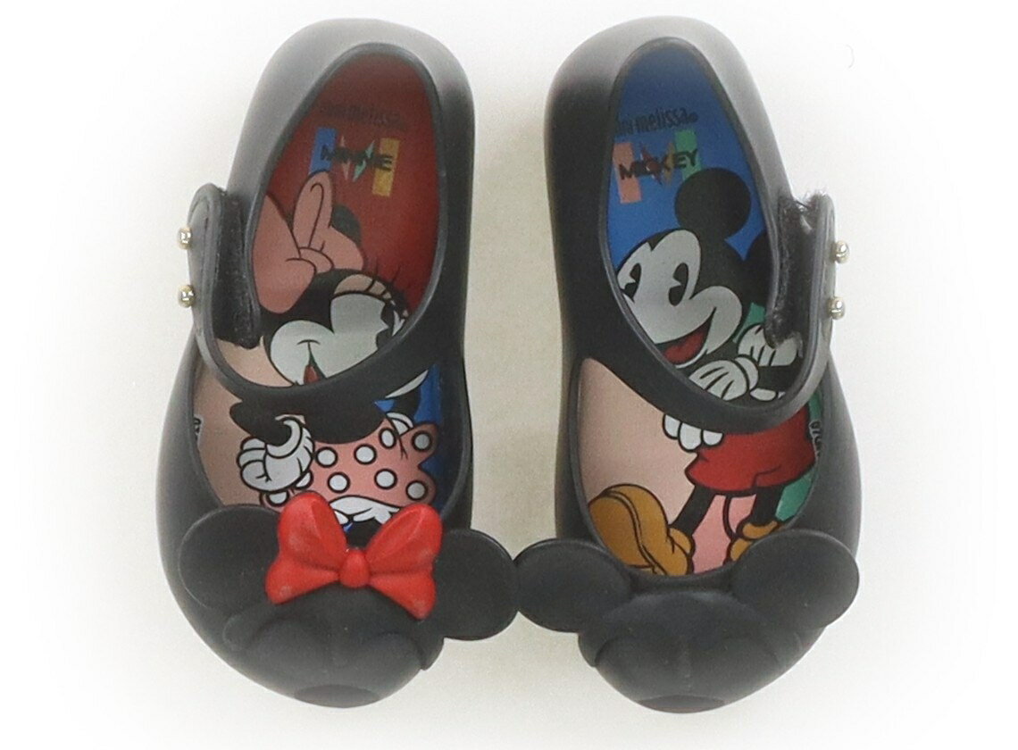 　ブランド 　Melissa(メリッサ) 　カテゴリー 　フラットシューズ・スリッポン 　サイズ 　靴12cm〜 　色 　黒・ミッキー・ミニー 　状態 　★★★ 　記名 　なし 　ジャンル 　Girl 実際のサイズ表記は12.5cm。マジックテープ留め。全体的に、スレ傷が見受けられます。Melissa特有の甘い香りあり。まだお使いいただけそうです。ディズニーコラボ。 ＊【状態】【サイズ】に関しての詳しい説明はこちら