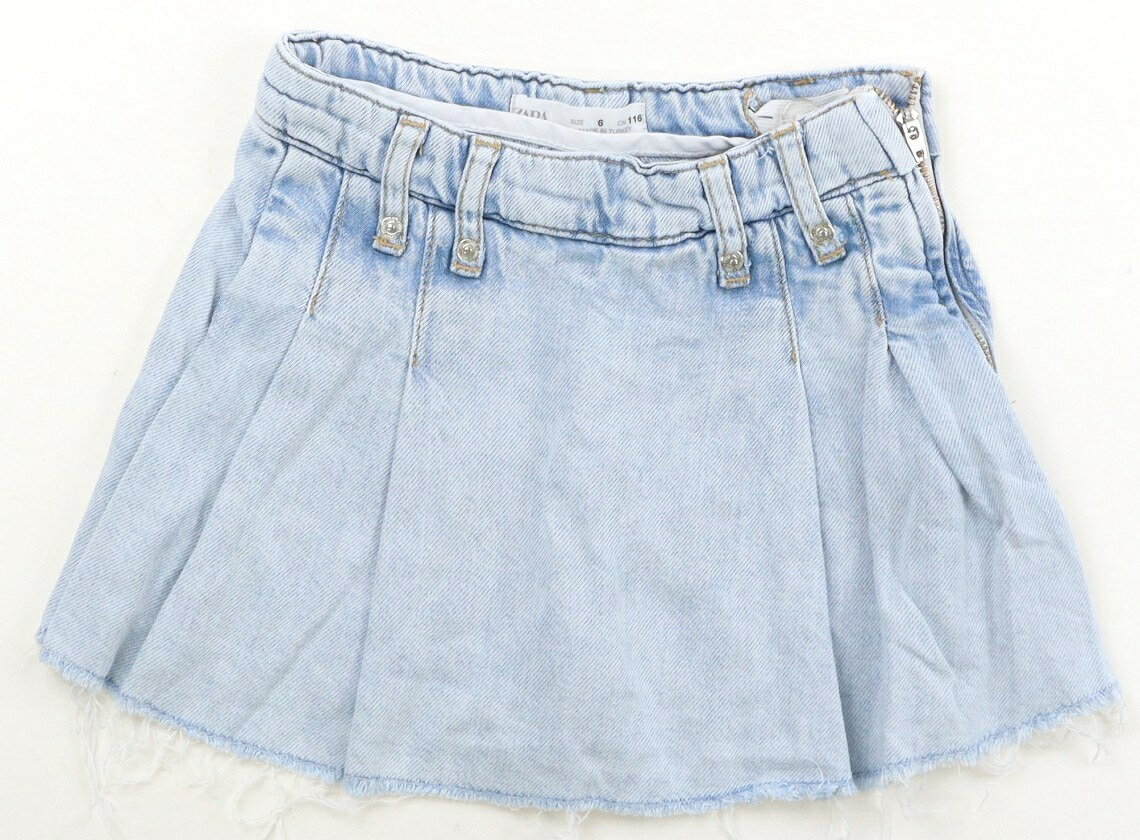 　ブランド 　ZARA(ザラ) 　カテゴリー 　キュロット 　サイズ 　110サイズ 　色 　サックスデニム 　状態 　★★★ 　記名 　なし 　ジャンル 　Girl サイズ調整ゴムが付いています。脇ファスナーあき。目立つ汚れはありません。 ＊【状態】【サイズ】に関しての詳しい説明はこちら