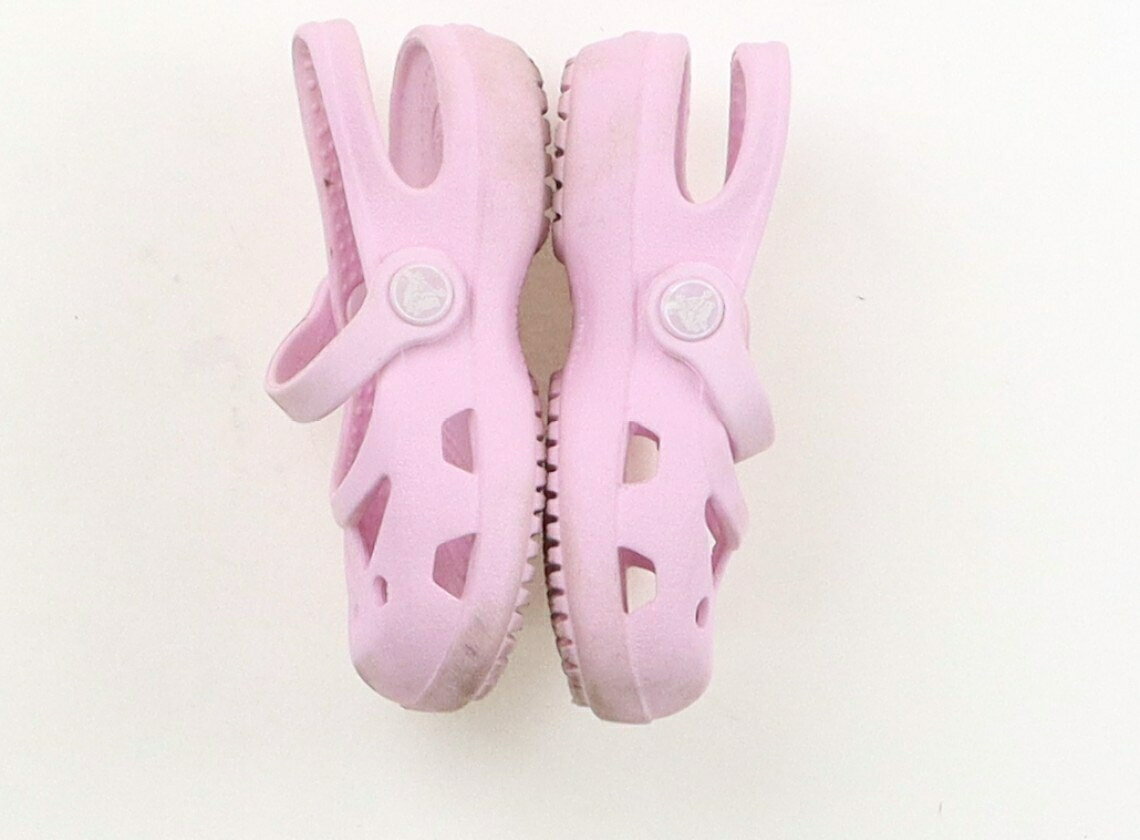 CarryOnのクロックス CROCS サンダル 靴12cm〜 女の子 ライトピンク 子供服 ベビー服 キッズ アウトレット ユーズド 【中古】キッズ・ベビー・マタニティ｜アングル2