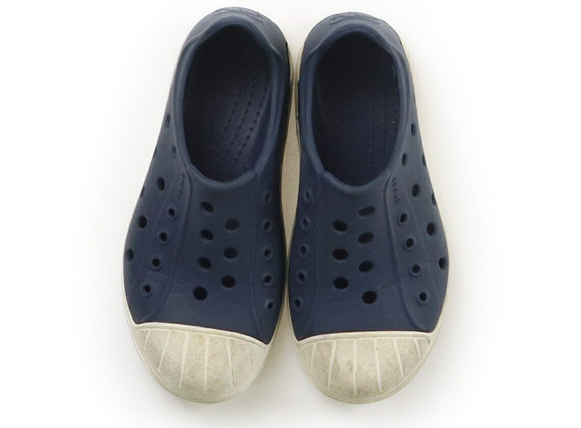 　ブランド 　CROCS(クロックス) 　カテゴリー 　サンダル 　サイズ 　靴17cm〜 　色 　ネイビー 　状態 　★★（返品不可） 　記名 　なし 　ジャンル 　Boy 実際のサイズ表記はC11。サイズ表をご参照ください。全体に黒っぽく薄汚れが見受けられます。つま先にオレンジ色っぽい汚れあり。 ＊【状態】【サイズ】に関しての詳しい説明はこちら