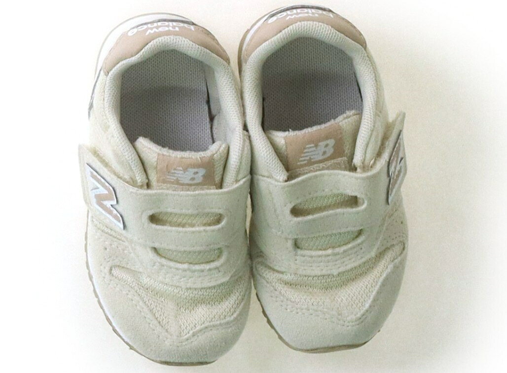 　ブランド 　New Balance(ニューバランス) 　カテゴリー 　スニーカー 　サイズ 　靴13cm〜 　色 　オフホワイト・ベージュ 　状態 　★★★ 　記名 　なし 　ジャンル 　Girl 実際のサイズ表記は13.5cm。マジックテープ留め。全体的に使用感がありますが、特に目立つ汚れはなくまだお使い頂けそうです。 ＊【状態】【サイズ】に関しての詳しい説明はこちら