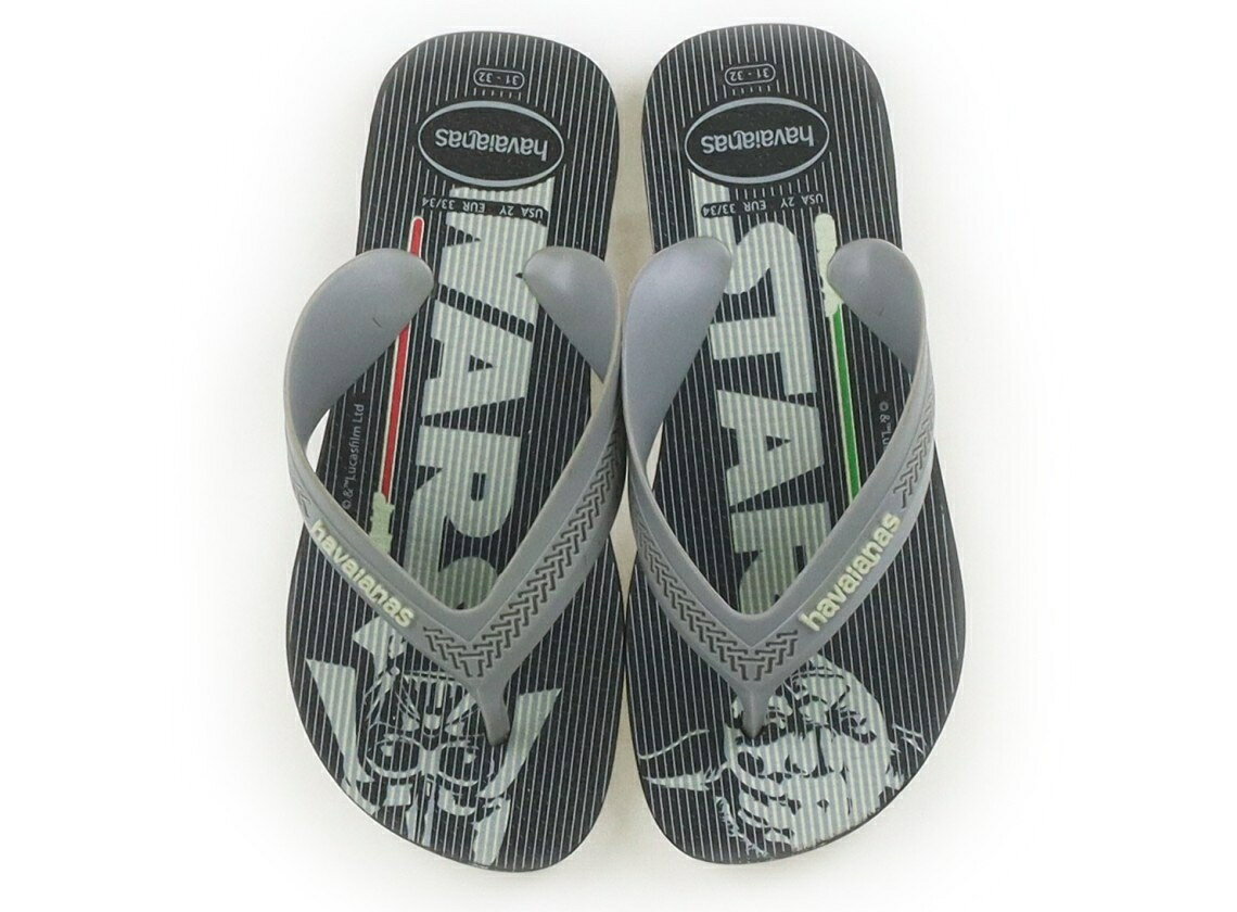　ブランド 　havaianas(ハワイアナス) 　カテゴリー 　サンダル 　サイズ 　靴20cm〜 　色 　ブラック・グレー・ヨーダ・ダースベーダー 　状態 　★★★★ 　記名 　なし 　ジャンル 　Boy スターウォーズコラボ商品です。実際のサイズ表記は31-32です。底裏に薄汚れがありますが、他は型崩れもなく、いい状態です。SNS紹介アイテム。 ＊【状態】【サイズ】に関しての詳しい説明はこちら