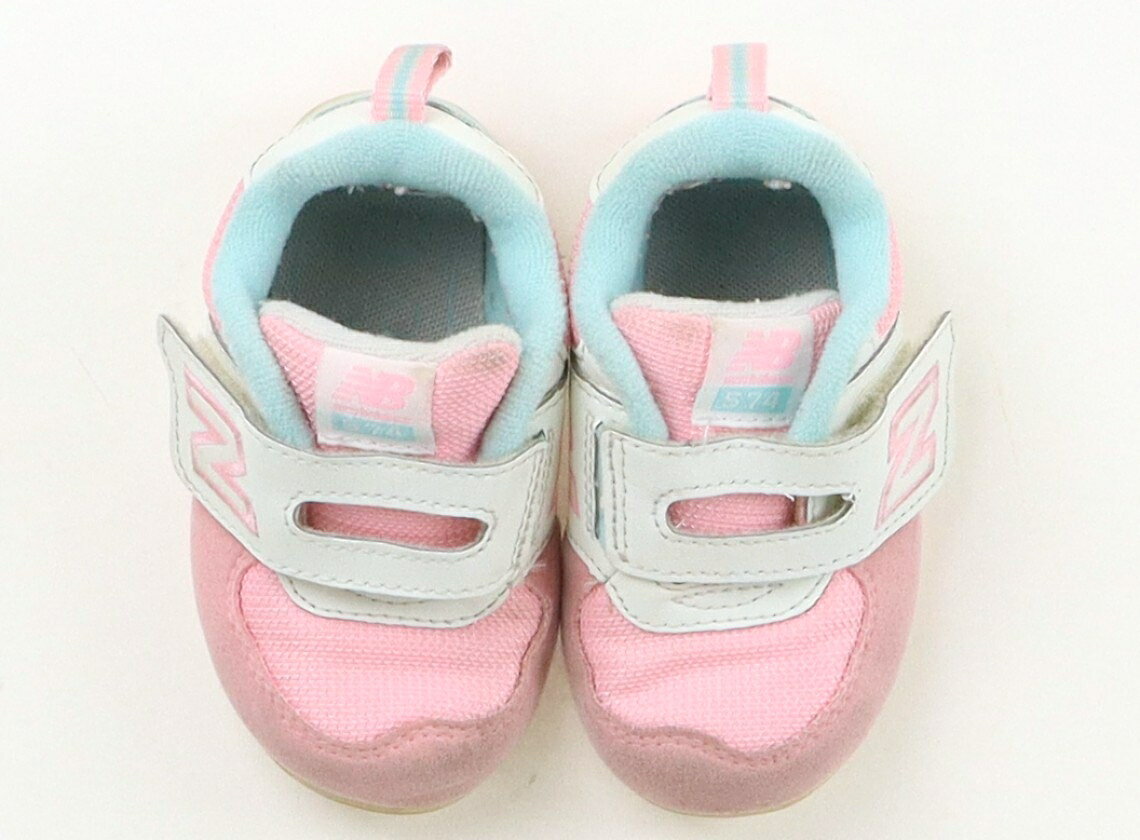 　ブランド 　New Balance(ニューバランス) 　カテゴリー 　スニーカー 　サイズ 　靴12cm〜 　色 　ピンクホワイトブルー 　状態 　★★（返品不可） 　記名 　なし 　ジャンル 　Girl 実際のサイズ表記は12.5cm。履き口に毛玉あり。全体的に汚れていますが、まだまだお使いいただけます。 ＊【状態】【サイズ】に関しての詳しい説明はこちら