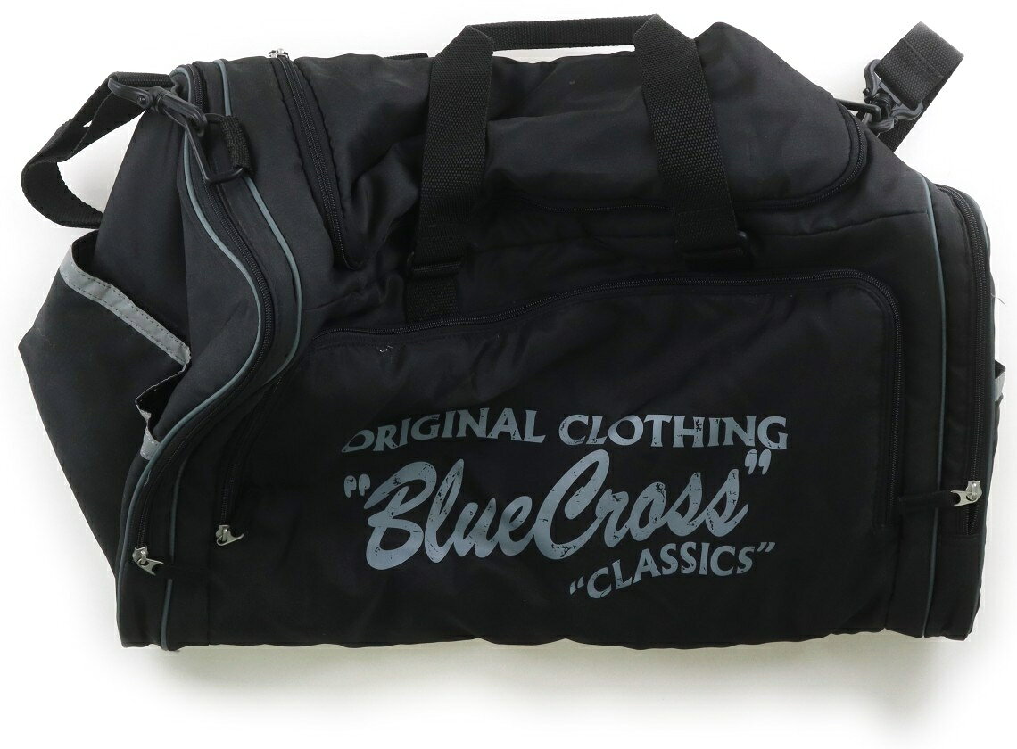 　ブランド 　BLUE CROSS(ブルークロス) 　カテゴリー 　バッグ 　サイズ 　キッズ用品 　色 　黒、グレーの英文字 　状態 　★★（返品不可） 　記名 　なし 　ジャンル 　Boy 約31.6×58×26cm。ストラップは調整可能で、中くらいの長さで約107cm。底の角にややほつれがあり、全体的に薄っすらとした汚れがありますが、まだお使い頂けそうです。 ＊【状態】【サイズ】に関しての詳しい説明はこちら