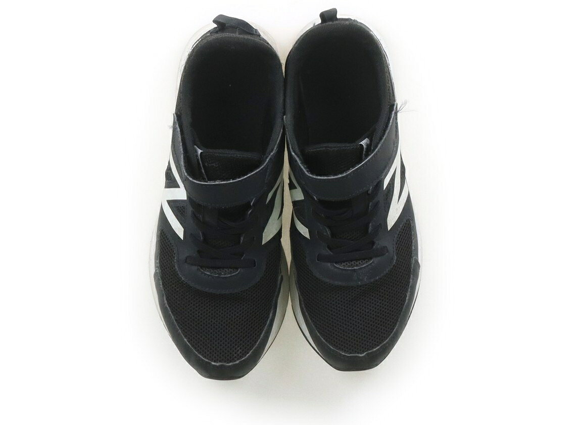 　ブランド 　New Balance(ニューバランス) 　カテゴリー 　スニーカー 　サイズ 　靴20cm〜 　色 　ブラック・ホワイト 　状態 　★★★ 　記名 　なし 　ジャンル 　Girl 実際のサイズ表記は25cm。マジックテープ留め。靴底に土汚れの跡があります。全体的に使用感がありますが、特に目立つ汚れはなくまだお使い頂けそうです。 ＊【状態】【サイズ】に関しての詳しい説明はこちら