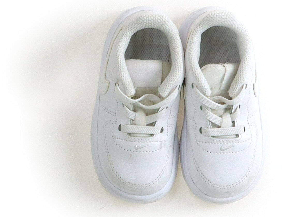 　ブランド 　NIKE(ナイキ) 　カテゴリー 　スニーカー 　サイズ 　靴12cm〜 　色 　ホワイト 　状態 　★★★ 　記名 　なし 　ジャンル 　Boy 実際のサイズ表記は、12。全体的に薄汚れています。 ＊【状態】【サイズ】に関しての詳しい説明はこちら