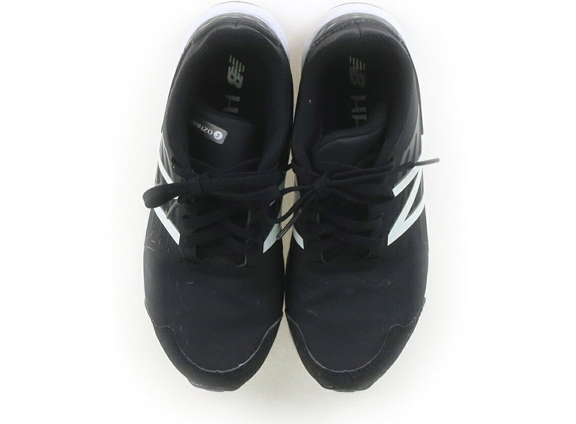 　ブランド 　New Balance(ニューバランス) 　カテゴリー 　スニーカー 　サイズ 　靴19cm〜 　色 　ブラック・オフ 　状態 　★★★★ 　記名 　なし 　ジャンル 　Boy 19.5cmです。若干の汚れがありますが、比較的きれいな印象です。 ＊【状態】【サイズ】に関しての詳しい説明はこちら