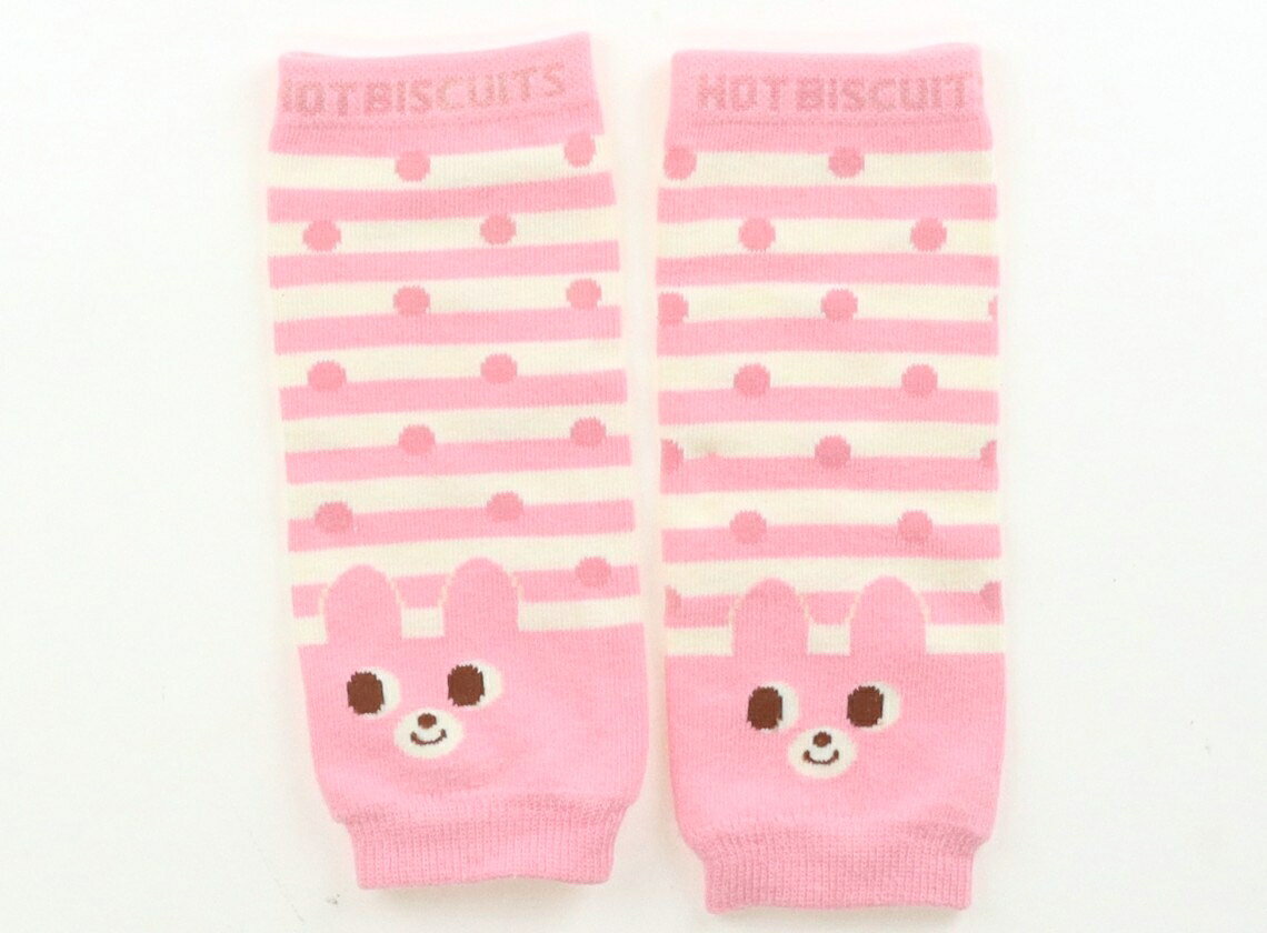 　ブランド 　Hot Biscuits(ホットビスケッツ) 　カテゴリー 　レッグウォーマー 　サイズ 　ベビー用品 　色 　ピンク・クリームボーダー、ウサギ 　状態 　★★★ 　記名 　なし 　ジャンル 　Girl 平置き実寸約20×8.5cm。使用感はありますが、目立つ汚れはなくまだまだお使い頂けそうです。 ＊【状態】【サイズ】に関しての詳しい説明はこちら
