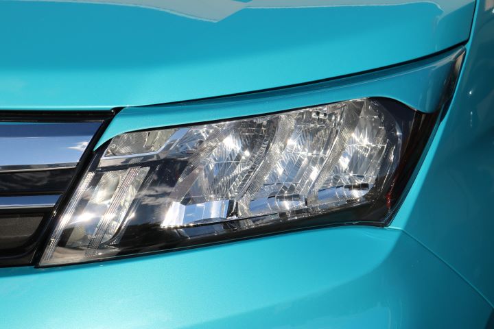 車名　トール(LED・後期) 型式　M900S,910S 年式　R2.9～ ★★★お車のカラーと番号です★★★ B86/ターコイズブルーマイカメタリック R67/ファイアークォーツレッドメタリック S28/ブライトシルバーメタリック X07/ブラックマイカメタリック X96(R67)/ブラックマイカメタリック×ファイアークォーツレッドメタリック XH6(B86)/ブラックマイカメタリック×ターコイズブルーマイカメタリック ★純正カラー塗装済みですので 両面テープを貼り付けるだけの　簡単取付タイプです。 ★カラーナンバーは、助手席側センターピラーにあります。 ★ボディーカラーによって、在庫がありますが、在庫のない場合は　約1週間くらいかかる場合がありますので、　お急ぎの場合はTEL・メールにてご確認ください。 付属品　両面テープ（説明書付） 材質　　ABS製 記載色以外のカラーはお問い合わせ下さい。 カラー番号によって塗装してありますがお車の年数によって 多少の誤差が出る場合がありますので、あらかじめご了承ください。 こちらの商品をお買上げいただく際の送料は無料です。 画像はサンプルです。