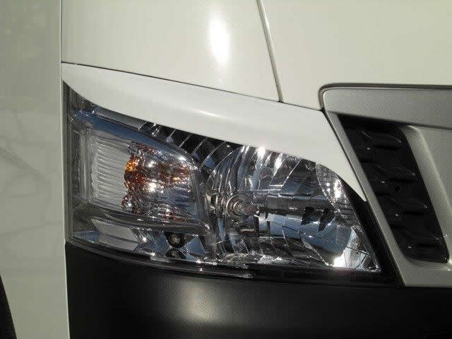 NSスタイル アイライン　左右セットNV350キャラバン(ハロゲン用)　E26系　H24.6〜純正カラー塗装済み