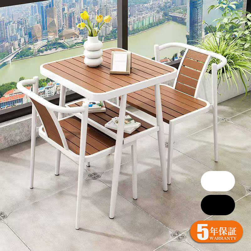 商品情報 商品名 ダイニングテーブル3点セット 商品番号 cheny-table-001 生産国 中国 組立状態 お客様組立商品（組立説明書を同梱発送いたします） 運搬&組立人数：2~3人 素材 スチール、プラスチック サイズ(約) (約)幅60cm×奥行60cm×高さ75cm ポイント ◆商品説明 ■POINT1　使わない時は省スペース収納が可能 チェアをテーブル内部へすっきり収めることができ、コンパクトにまとめて収納可能。ベランダやテラスでも場所を取らず、空間を有効活用できます。 ■POINT2　収納しやすい高低差付きチェアデザイン チェア座面には高低差を設けることで、2脚を重ねながらテーブル内部へ収まりやすい設計に。見た目の美しさと収納性を両立しています。 ■POINT3　木目調デザインで温かみのある雰囲気 天板と座面には木目調デザインを採用し、屋外空間・ナチュラルな印象をプラス。モダンなフレームとの組み合わせがおしゃれな雰囲気を演出します。 ■POINT4　テーブル下収納付きで使い勝手も便利 テーブル下には棚スペースを備えており、雑誌や小物などを手軽に収納可能。ティータイムやくつろぎ空間をより快適にサポートします。 ■POINT5　5年保証付きで安心の品質 長期間使用にも耐える高品質な製品で、5年間の保証が付いており、安心してお使いいただけます。 特記事項 ※こちらの商品は基本的に 玄関先でのお渡しとなります。 ※モニターにより実際の色と異なる場合がございます。 ※予告なくデザインや素材変更する場合がございます。 ※予告なく在庫切れになる場合がございます。 ※製造時期により、同シリーズであってもやむなく多少の色差が発生してしまう場合がございます。ご了承ください。 ※領収書発行ご希望の場合、別途メールにてご連絡くださいませ。 ※ご購入の前に搬入経路のご確認をお願い致します。弊社ではお部屋に搬入出来ないなどのお客様ご都合による返品などはお受けできません。（不良品を除き返品交換不可となります。） ※代金引換不可の商品です。 ※到着日・時間帯指定不可の商品です。 ※サイズ表記に3〜5cm程誤差が生じる場合がございます。 キーワード ダイニングテーブル セラミック 送料無料 デスク テーブル おしゃれ 北欧 無垢風 ダイニングテーブル 食卓 ウォールナットテイスト ダイニングテーブル ダイニングテーブル アーバンカントリー・ナチュラル シンプル 二人暮らし 引越し 新生活 一人暮らし 4人がけ 4人掛け用 四人がけ 四人用 軽量 おしゃれ カフェ カフェテイスト カフェ風 コンパクト シンプルモダン リビング 北欧 高級感 頑丈 お手入れ簡単 ・メーカー希望小売価格はメーカーカタログに基づいて掲載しています。