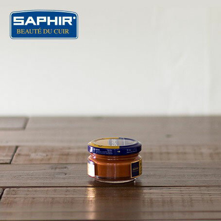 Saphir / Blue ( サフィール ブルー ) ブランド 説明 1920年に誕生したサフィール（Saphir)は、今ではフランス製の一流シューケア・レザーケアブランドとして認知されています。皮革のケアと補修用品の品質についての世界的なリーダーとして、伝統的な製造工程とプレミアム品質の原料を適切に調合することにより、サフィール製品はあらゆる種類の革の保護と美しさを保つためのクオリティーブランドとして世界5大陸の65カ国以上で広く愛用されておます。 そのサフィールブランドの掲げる目標とポリシーは「常にその商品が最高の効果を発揮するために、厳選した天然原料から製品を製造し提供すること」で、テレビン油、ビーズワックス、カルナバワックス、オゾケライトワックス、ラノリン、ホホバオイル、ミンクオイル、ニートフットオイル、スウィートアーモンドオイルなどの天然原料にこだわり、革に悪影響を及ぼす合成樹脂やシリコンなどを配合することのない世界で唯一のブランドです。サフィールブランドの製品はあなたがたの大切な持ち物の価値をより高めながら、気まぐれな天候からも守ってくれます。 シューケア お手入れ 詳細 SKU shbl-0301-0078 商品名 ビーズワックス ファインクリーム ライトコニャック 50ml 用途 栄養・補色・保革・ツヤ出し 対応革 スムースレザー 容量 50ml タイプ 乳化性 クリーム 原産国 フランス 原材料 ろう・油脂・有機溶剤 カラー ライトコニャック ブランド Saphir / Blue ( サフィール ブルー ) カテゴリ シューケア - 栄養補給 - 磨き・仕上げ 配送 あす楽 特徴 伸びの良い乳化性クリームは染料の定着が良く補色効果が高いです。 アーモンドオイル配合のツヤ革専用の保革・ツヤ出し高級クリームで、パンプスなどに使用される淡色の革にも使用できます。 顔料の配合率が高いため、色が浸透するのではなく、色が乗るかんじです。 使用方法 ブラッシングとリムーバーで汚れを落としたら、クリームを少量、ブラシに取り全体に薄く塗り伸ばします。 余分なクリームをブラッシングで取り除きながら、靴全体に馴染ませます。 最後にキメの細かい布で靴全体を磨きこめば美しい光沢が出ます。 注意事項 用途以外の製品(バッグ・コート等)、素材(スエード・ヌバック等起毛皮革や爬虫類皮革)には使用できません。 色落ち、シミになる特殊な革もありますので、必ず目立たない部分(靴の甲の上の部分、通称ベロ、など)でテストしてからご使用ください。 寒暖差の関係でビーズワックス(黄色の成分)が浮いてくる場合がございますが、使用には問題ございません。混ぜてお使いください。SAPHIR(サフィール） ITEM SPEC SKU shbl-0301-0078 商品名 ビーズワックス ファインクリーム ライトコニャック 50ml 用途 栄養・補色・保革・ツヤ出し 対応革 スムースレザー 容量 50ml タイプ 乳化性 クリーム 原産国 フランス 原材料 ろう・油脂・有機溶剤 カラー ライトコニャック ブランド Saphir / Blue ( サフィール ブルー ) カテゴリ シューケア - 栄養補給 - 磨き・仕上げ 配送 あす楽 特徴 伸びの良い乳化性クリームは染料の定着が良く補色効果が高いです。 アーモンドオイル配合のツヤ革専用の保革・ツヤ出し高級クリームで、パンプスなどに使用される淡色の革にも使用できます。 顔料の配合率が高いため、色が浸透するのではなく、色が乗るかんじです。 使用方法 ブラッシングとリムーバーで汚れを落としたら、クリームを少量、ブラシに取り全体に薄く塗り伸ばします。 余分なクリームをブラッシングで取り除きながら、靴全体に馴染ませます。 最後にキメの細かい布で靴全体を磨きこめば美しい光沢が出ます。 注意事項 用途以外の製品(バッグ・コート等)、素材(スエード・ヌバック等起毛皮革や爬虫類皮革)には使用できません。 色落ち、シミになる特殊な革もありますので、必ず目立たない部分(靴の甲の上の部分、通称ベロ、など)でテストしてからご使用ください。 寒暖差の関係でビーズワックス(黄色の成分)が浮いてくる場合がございますが、使用には問題ございません。混ぜてお使いください。