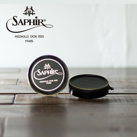 SAPHIR Noir ( サフィール ノワール ) ブランド 説明 良い靴を購入し、ただ履くだけでは靴のことを本当に理解しているとは言い難い。 最高の靴にこそ、最上・最良のケアが必要となる。Saphir Noir（サフィールノワール）は、日常のシューケアを通じて、 靴・革の持つ魅力を維持し、高めるために存在している。 1925年のパリ万国博覧会での金賞受賞など、その品質の高さと品揃えの豊富さで、 現在、世界65カ国以上で販売されており、その品質の高さ、仕上がりの美しさについて、 世界中の靴メーカー、靴職人から高く評価されている。1920年代からの伝統的なレシピで作られる、“上級ライン” シューケア 詳細 SKU shnr-0401-0001 商品名 ビーズワックス ポリッシュ ブラック 50ml 用途 鏡面磨き用ツヤ出しワックス・防水 対応革 スムースレザー 容量 50ml タイプ 油性 缶入り 原産国 フランス 原材料 ろう・油脂・有機溶剤 カラー ブラック ブランド Saphir / Noir ( サフィール ノワール ) カテゴリ シューケア - 磨き・仕上げ 配送 あす楽 特徴 高級カルナバワックスと蜜ロウ（ビーズワックス・ビーワックス）ベースの伝統的な高級靴クリームです。 つま先、かかとなど、革の厚い部分に使用することで深みのある上質なハイグロス（光沢）や風合いを演出し、同時に優れた保革効果も与えます。 ポリッシュには蝋（ロウ）が多く含まれ、磨くことによってスムースレザーの表面にガラス面のような皮膜ができ、光が反射することで光ります。 使用方法 下地を作るようにポリッシュを薄く塗りこみ、数分乾くのを待ち、表面が軽く乾いたら、水を数滴落とした上に、さらに少量のポリッシュで滑らすように円を描きながら、軽く優しく磨いてください。 磨き上げを数回繰り返し、満足のいく艶が出たら完成です。 また一度ハイシャインを施した後は、少々のこすれやツヤが薄れた場合でも、少量の水で再度磨き上げることで、輝きが復活します。 注意事項 用途以外の製品(バッグ・コート等)、素材(スエード・ヌバック等起毛皮革や爬虫類皮革)には使用できません。 色落ち、シミになる特殊な革もありますので、必ず目立たない部分(靴の甲の上の部分、通称ベロ、など)でテストしてからご使用ください。 使用後はキャップをしっかり締め、高音の場所を避け、フタを完全にしめて保管してください。SAPHIR Noir (サフィール・ノワール） ハイグレードライン ITEM SPEC SKU shnr-0401-0001 商品名 ビーズワックス ポリッシュ ブラック 50ml 用途 鏡面磨き用ツヤ出しワックス・防水 対応革 スムースレザー 容量 50ml タイプ 油性 缶入り 原産国 フランス 原材料 ろう・油脂・有機溶剤 カラー ブラック ブランド Saphir / Noir ( サフィール ノワール ) カテゴリ シューケア - 磨き・仕上げ 配送 あす楽 特徴 高級カルナバワックスと蜜ロウ（ビーズワックス・ビーワックス）ベースの伝統的な高級靴クリームです。 つま先、かかとなど、革の厚い部分に使用することで深みのある上質なハイグロス（光沢）や風合いを演出し、同時に優れた保革効果も与えます。 ポリッシュには蝋（ロウ）が多く含まれ、磨くことによってスムースレザーの表面にガラス面のような皮膜ができ、光が反射することで光ります。 使用方法 下地を作るようにポリッシュを薄く塗りこみ、数分乾くのを待ち、表面が軽く乾いたら、水を数滴落とした上に、さらに少量のポリッシュで滑らすように円を描きながら、軽く優しく磨いてください。 磨き上げを数回繰り返し、満足のいく艶が出たら完成です。 また一度ハイシャインを施した後は、少々のこすれやツヤが薄れた場合でも、少量の水で再度磨き上げることで、輝きが復活します。 注意事項 用途以外の製品(バッグ・コート等)、素材(スエード・ヌバック等起毛皮革や爬虫類皮革)には使用できません。 色落ち、シミになる特殊な革もありますので、必ず目立たない部分(靴の甲の上の部分、通称ベロ、など)でテストしてからご使用ください。 使用後はキャップをしっかり締め、高音の場所を避け、フタを完全にしめて保管してください。