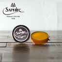 SAPHIR Noir ( サフィール ノワール ) ブランド 説明 良い靴を購入し、ただ履くだけでは靴のことを本当に理解しているとは言い難い。 最高の靴にこそ、最上・最良のケアが必要となる。Saphir Noir（サフィールノワール）は、日常のシューケアを通じて、 靴・革の持つ魅力を維持し、高めるために存在している。 1925年のパリ万国博覧会での金賞受賞など、その品質の高さと品揃えの豊富さで、 現在、世界65カ国以上で販売されており、その品質の高さ、仕上がりの美しさについて、 世界中の靴メーカー、靴職人から高く評価されている。1920年代からの伝統的なレシピで作られる、“上級ライン” シューケア 詳細 SKU shnr-0401-0019 商品名 ビーズワックス ポリッシュ フォーン 50ml 用途 鏡面磨き用ツヤ出しワックス・防水 対応革 スムースレザー 容量 50ml タイプ 油性 缶入り 原産国 フランス 原材料 ろう・油脂・有機溶剤 カラー フォーン ブランド Saphir / Noir ( サフィール ノワール ) カテゴリ シューケア - 磨き・仕上げ 配送 あす楽 特徴 高級カルナバワックスと蜜ロウ（ビーズワックス・ビーワックス）ベースの伝統的な高級靴クリームです。 つま先、かかとなど、革の厚い部分に使用することで深みのある上質なハイグロス（光沢）や風合いを演出し、同時に優れた保革効果も与えます。 ポリッシュには蝋（ロウ）が多く含まれ、磨くことによってスムースレザーの表面にガラス面のような皮膜ができ、光が反射することで光ります。 使用方法 下地を作るようにポリッシュを薄く塗りこみ、数分乾くのを待ち、表面が軽く乾いたら、水を数滴落とした上に、さらに少量のポリッシュで滑らすように円を描きながら、軽く優しく磨いてください。 磨き上げを数回繰り返し、満足のいく艶が出たら完成です。 また一度ハイシャインを施した後は、少々のこすれやツヤが薄れた場合でも、少量の水で再度磨き上げることで、輝きが復活します。 注意事項 用途以外の製品(バッグ・コート等)、素材(スエード・ヌバック等起毛皮革や爬虫類皮革)には使用できません。 色落ち、シミになる特殊な革もありますので、必ず目立たない部分(靴の甲の上の部分、通称ベロ、など)でテストしてからご使用ください。 使用後はキャップをしっかり締め、高音の場所を避け、フタを完全にしめて保管してください。SAPHIR Noir (サフィール・ノワール） ハイグレードライン ITEM SPEC SKU shnr-0401-0019 商品名 ビーズワックス ポリッシュ フォーン 50ml 用途 鏡面磨き用ツヤ出しワックス・防水 対応革 スムースレザー 容量 50ml タイプ 油性 缶入り 原産国 フランス 原材料 ろう・油脂・有機溶剤 カラー フォーン ブランド Saphir / Noir ( サフィール ノワール ) カテゴリ シューケア - 磨き・仕上げ 配送 あす楽 特徴 高級カルナバワックスと蜜ロウ（ビーズワックス・ビーワックス）ベースの伝統的な高級靴クリームです。 つま先、かかとなど、革の厚い部分に使用することで深みのある上質なハイグロス（光沢）や風合いを演出し、同時に優れた保革効果も与えます。 ポリッシュには蝋（ロウ）が多く含まれ、磨くことによってスムースレザーの表面にガラス面のような皮膜ができ、光が反射することで光ります。 使用方法 下地を作るようにポリッシュを薄く塗りこみ、数分乾くのを待ち、表面が軽く乾いたら、水を数滴落とした上に、さらに少量のポリッシュで滑らすように円を描きながら、軽く優しく磨いてください。 磨き上げを数回繰り返し、満足のいく艶が出たら完成です。 また一度ハイシャインを施した後は、少々のこすれやツヤが薄れた場合でも、少量の水で再度磨き上げることで、輝きが復活します。 注意事項 用途以外の製品(バッグ・コート等)、素材(スエード・ヌバック等起毛皮革や爬虫類皮革)には使用できません。 色落ち、シミになる特殊な革もありますので、必ず目立たない部分(靴の甲の上の部分、通称ベロ、など)でテストしてからご使用ください。 使用後はキャップをしっかり締め、高音の場所を避け、フタを完全にしめて保管してください。