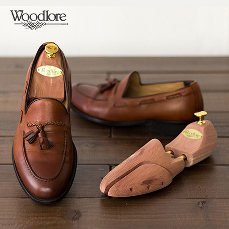 Woodlore（ ウッドロア ） ブランド 説明 ウッドロアは米国歴代大統領をはじめ、世界のエグゼクティブを顧客に持つアメリカの高級紳士靴メーカー「アレンエドモンズ」の子会社として1987年に創業。 当初は世界でアメリカ中東部（アーカンソー州、ミズーリ州）でしか成育しないイースタン レッドシダーを使った最高級シューツリーを提供していました。 その天然成分（ヒノキチオール、フィトンチット、アルカロイドなど）による優れた防臭・防虫・防カビ効果と品質の高さが支持され、 現在ではクローゼットや引き出しの中の大切な衣類を自然の力でリフレッシュする、クロージングケアプロダクト全般を手掛けるエコロジカルなブランドとして世界中で愛用されています。 シューツリー - シューズキーパー 詳細 SKU wl-epic 商品名 Epic Cedar Shoe Trees エピックシューツリー 用途 靴底の反り、甲のしわ、かかとの形崩れ防止 / 除湿 / 防臭・防カビ 原材料 レッドシダー 生産国 中国 (シダーはアメリカ産) 付属品 箱 / 紙やすり ブランド Woodlore ( ウッドロア ) サイズ XS - 24.0〜25.5 / S - 26.5〜27.0 / M - 27.5〜28.5 (*あくまでも日本のサイズ表記での目安です) カラー ニュートラル 対象 メンズシューズ カテゴリ シューケアアイテム - シューズキーパー 配送 あす楽 特徴 幅広のウィズ(ワイズ)にも対応できるように、つま先部分はバネでテンションがかかります。 金属パーツで全体の強度を保ちながらも軽量化を実現し、ツインチューブがバランスよく全体にテンションをかけてくれます。 レッドシダーを使用したシューツリーで吸湿性、防虫・防カビ効果に優れています。 使用方法 金具のグリップを持ち、つま先のバネを手でおさえて靴に入れてください。 横幅(ボールジョイント)とカカトがしっかりと合っていることを確認してください。 同じ靴を翌日も続けて履かずに、最低1〜2日シューツリーに入れて休ませる事が長くお気に入りの靴と付き合えるコツです。 注意事項 天然素材を使用しているため、木目や色味など個体差がございます。 天然の木材を使用しているため出荷時は多少ですが木の粉が表面に付いている場合がございます。 レッドシダーの効果を最大限活かすため、ウッド部分本体は塗装されておりません。そのため樹液のしみ出しや、木の継ぎ目が目立つ場合がございます。Woodlore (ウッドロア） &gt; レッドシダーシューツリー ITEM SPEC SKU wl-epic 商品名 Epic Cedar Shoe Trees エピックシューツリー 用途 靴底の反り、甲のしわ、かかとの形崩れ防止 / 除湿 / 防臭・防カビ 原材料 レッドシダー 生産国 中国 (シダーはアメリカ産) 付属品 箱 / 紙やすり ブランド Woodlore ( ウッドロア ) サイズ XS - 24.0〜25.5 / S - 26.5〜27.0 / M - 27.5〜28.5 (*あくまでも日本のサイズ表記での目安です) カラー ニュートラル 対象 メンズシューズ カテゴリ シューケアアイテム - シューズキーパー 配送 あす楽 特徴 幅広のウィズ(ワイズ)にも対応できるように、つま先部分はバネでテンションがかかります。 金属パーツで全体の強度を保ちながらも軽量化を実現し、ツインチューブがバランスよく全体にテンションをかけてくれます。 レッドシダーを使用したシューツリーで吸湿性、防虫・防カビ効果に優れています。 使用方法 金具のグリップを持ち、つま先のバネを手でおさえて靴に入れてください。 横幅(ボールジョイント)とカカトがしっかりと合っていることを確認してください。 同じ靴を翌日も続けて履かずに、最低1〜2日シューツリーに入れて休ませる事が長くお気に入りの靴と付き合えるコツです。 注意事項 天然素材を使用しているため、木目や色味など個体差がございます。 天然の木材を使用しているため出荷時は多少ですが木の粉が表面に付いている場合がございます。 レッドシダーの効果を最大限活かすため、ウッド部分本体は塗装されておりません。そのため樹液のしみ出しや、木の継ぎ目が目立つ場合がございます。 Shoe Tree Size Chart 足囲:甲の部分の外周を計測した長さ(cm) ワイズ: 靴のワイズ Men's Epic Shoe Tree Size Chart 足囲/ワイズ B C D E EE EEE 20 S S S S S S 21 S S S S S S 22 S S S S S S 23 S S S S S M 24 S S S M M M 25 S S S M M M 26 S/M S/M M M M M/L 27 S/M M M M M/L L 28 M M M L L L 29 M M M L L L 30 M M M L L L U.S U.K JP SHOE TREES 6.5 6 24.5 XS 7 6.5 25 XS 7.5 7 25.5 XS 8 7.5 26 XS 8.5 8 26.5 S 9 8.5 27 S 9.5 9 27.5 M 10 9.5 28 M 10.5 10 28.5 M 11 10.5 29 L 11.5 11 29.5 L 12 11.5 30 L 12.5 12 30.5 L 13 12.5 31 XL 14 13 31.5 XL 15 14 32 XL ※チャートはメーカー表記を参考にしています。