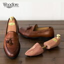 Woodlore（ ウッドロア ） ブランド 説明 ウッドロアは米国歴代大統領をはじめ、世界のエグゼクティブを顧客に持つアメリカの高級紳士靴メーカー「アレンエドモンズ」の子会社として1987年に創業。 当初は世界でアメリカ中東部（アーカンソー州、ミズーリ州）でしか成育しないイースタン レッドシダーを使った最高級シューツリーを提供していました。 その天然成分（ヒノキチオール、フィトンチット、アルカロイドなど）による優れた防臭・防虫・防カビ効果と品質の高さが支持され、 現在ではクローゼットや引き出しの中の大切な衣類を自然の力でリフレッシュする、クロージングケアプロダクト全般を手掛けるエコロジカルなブランドとして世界中で愛用されています。 シューツリー - シューズキーパー 詳細 SKU wl-ultra 商品名 Ultra Cedar Shoe Trees ウルトラ シューツリー 用途 靴底の反り、甲のしわ、かかとの形崩れ防止 / 除湿 / 防臭・防カビ 原材料 レッドシダー 生産国 アメリカ 付属品 箱 / 紙やすり ブランド Woodlore ( ウッドロア ) サイズ S - 24.5〜26.0 / M - 26.5〜27.5 / L - 28.0〜29.0 (*あくまでも日本のサイズ表記での目安です) カラー ニュートラル 対象 メンズシューズ カテゴリ シューケアアイテム - シューズキーパー 配送 あす楽 特徴 ワイズが狭目で甲が比較的高いヨーロッパの木型の靴にフィットします。 可動部にはセンタースプリットタイプのデザインを採用しており適度なテンションを靴に与えることができます。 レッドシダーを使用したシューツリーで吸湿性、防虫・防カビ効果に優れています。 使用方法 つま先は2分割されており、グリップを持ち押し込むだけでつま先が広がり、型崩れを防止してくれます。 横幅(ボールジョイント)とカカトがしっかりと合っていることを確認してください。 同じ靴を翌日も続けて履かずに、最低1〜2日シューツリーに入れて休ませる事が長くお気に入りの靴と付き合えるコツです。 注意事項 天然素材を使用しているため、木目や色味など個体差がございます。 天然の木材を使用しているため出荷時は多少ですが木の粉が表面に付いている場合がございます。 レッドシダーの効果を最大限活かすため、ウッド部分本体は塗装されておりません。そのため樹液のしみ出しや、木の継ぎ目が目立つ場合がございます。Woodlore (ウッドロア） &gt; レッドシダーシューツリー ITEM SPEC SKU wl-ultra 商品名 Ultra Cedar Shoe Trees ウルトラ シューツリー 用途 靴底の反り、甲のしわ、かかとの形崩れ防止 / 除湿 / 防臭・防カビ 原材料 レッドシダー 生産国 アメリカ 付属品 箱 / 紙やすり ブランド Woodlore ( ウッドロア ) サイズ S - 24.5〜26.0 / M - 26.5〜27.5 / L - 28.0〜29.0 (*あくまでも日本のサイズ表記での目安です) カラー ニュートラル 対象 メンズシューズ カテゴリ シューケアアイテム - シューズキーパー 配送 あす楽 特徴 ワイズが狭目で甲が比較的高いヨーロッパの木型の靴にフィットします。 可動部にはセンタースプリットタイプのデザインを採用しており適度なテンションを靴に与えることができます。 レッドシダーを使用したシューツリーで吸湿性、防虫・防カビ効果に優れています。 使用方法 つま先は2分割されており、グリップを持ち押し込むだけでつま先が広がり、型崩れを防止してくれます。 横幅(ボールジョイント)とカカトがしっかりと合っていることを確認してください。 同じ靴を翌日も続けて履かずに、最低1〜2日シューツリーに入れて休ませる事が長くお気に入りの靴と付き合えるコツです。 注意事項 天然素材を使用しているため、木目や色味など個体差がございます。 天然の木材を使用しているため出荷時は多少ですが木の粉が表面に付いている場合がございます。 レッドシダーの効果を最大限活かすため、ウッド部分本体は塗装されておりません。そのため樹液のしみ出しや、木の継ぎ目が目立つ場合がございます。 Shoe Tree Size Chart 足囲:甲の部分の外周を計測した長さ(cm) ワイズ: 靴のワイズ Men's Ultra Shoe Tree Size Chart 足囲/ワイズ C D E EE EEE 20 S S S M M 21 S S M M M 22 S S M M M 23 M M M M L 24 M M M L L 25 M M L L XL 26 M M L L XL 27 M L L L XL 28 M L L L XL 29 L L L XL XL 30 L L XL XL XL U.S U.K JP SHOE TREES 6.5 6 24.5 S 7 6.5 25 S 7.5 7 25.5 S 8 7.5 26 S 8.5 8 26.5 M 9 8.5 27 M 9.5 9 27.5 M 10 9.5 28 L 10.5 10 28.5 L 11 10.5 29 L 11.5 11 29.5 XL 12 11.5 30 XL 12.5 12 30.5 XL 13 12.5 31 XL 14 13 31.5 XXL 15 14 32 XXL ※チャートはメーカー表記を参考にしています。