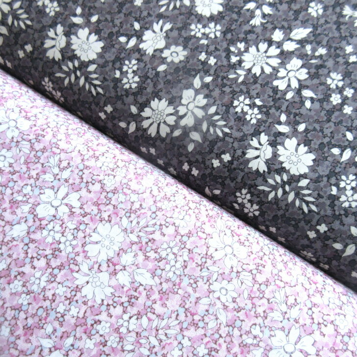 商品情報素材/材質コットン100% Tanalawn™サイズ/寸法生地巾110cmx50cm単位の切り売り特に指定のない限り、複数ご注文の場合はつなげてカットしております。生産国日本Printed in Japan注意モニター発色の具合により色合いが異なる場合がございます。リバティ生地 Capel Pepper（カペルペッパー）国産タナローン 新エターナル Liberty Fabrics 50cm単位【小花柄】 Capel Pepper（カペル・ペッパー）2024年新エターナル（国産定番柄）リバティ・ファブリックス　【新入荷】 Liberty Fabrics ★リバティ・ファブリックス★「カペル」と「ペッパー」という2つのアイコニックな定番柄がシームレスに融合しました。リバティのアーカイブに保管されている1930年代のプリントがベースになったカペルは、1978年に初めてタナにプリントされました。一方のペッパーは1974年にデザインされ、1979年にタナローンのクラシック第一弾として発売されました。カペルの明るくデリケートな花が、ペッパーの濃密でまばらに見える特徴により見事に引き立てられ、多次元的で不思議な庭園を作り出しています。表示価格は、110cm巾x約50cmあたりのお値段です。1mご希望の場合は数量「2」、2mご希望の場合は数量「4」、と入力ください。 2