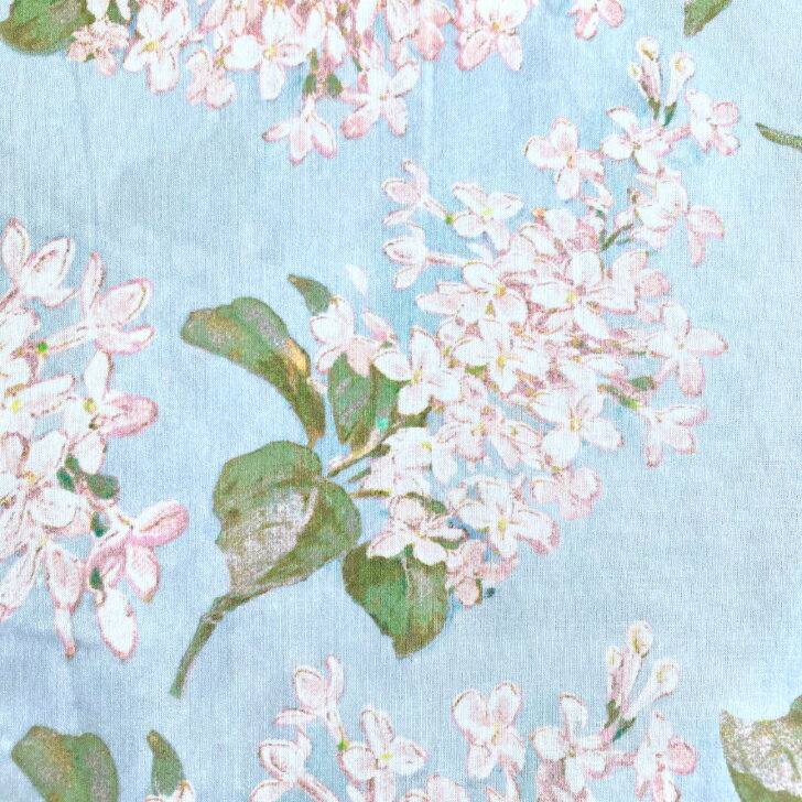 リバティ 生地 Archive Lilac アーカイブ・ライラック TE 国産 タナローン 花柄 水色 ペールブルー Liberty Fabrics 50cm単位【2021年 新エターナル】 Archive Lilac アーカイブライラック リバティプリント 大きめの花柄【レトロな花柄】TE 淡いブルー Liberty Fabrics ★リバティ・ファブリックス★＜Archive Lilac＞(アーカイブ・ライラック)リバティ・ファブリックスのアーカイブに保管されていた小さな紙サンプルにあったデザインから描かれた柄です。庭に咲く花々がお話したり、おしゃべりしながら不思議の国への道を歩むアリスの旅からインスピレーションを得ています。こちらの、涼やかな淡いブルーのTE色は、2021年にエターナル（国産定番柄）入りしました。表示価格は、110cm巾x約50cmあたりのお値段です。1mご希望の場合は数量「2」、2mご希望の場合は数量「4」、と入力ください。 2