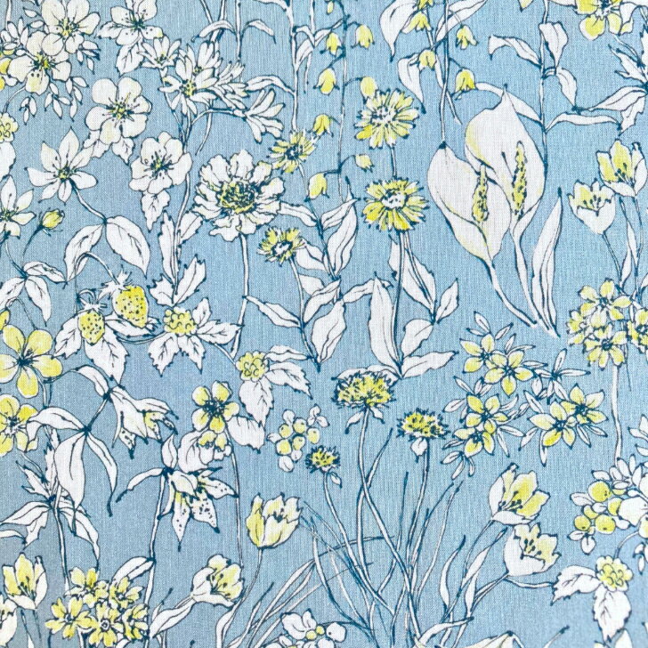 Rakuten - Wandervogel ワンダーフォーゲル J24DU Liberty Fabrics イタリア産タナローン リバティプリント 生地 50cm単位 花柄 水色【百合の花 苺】