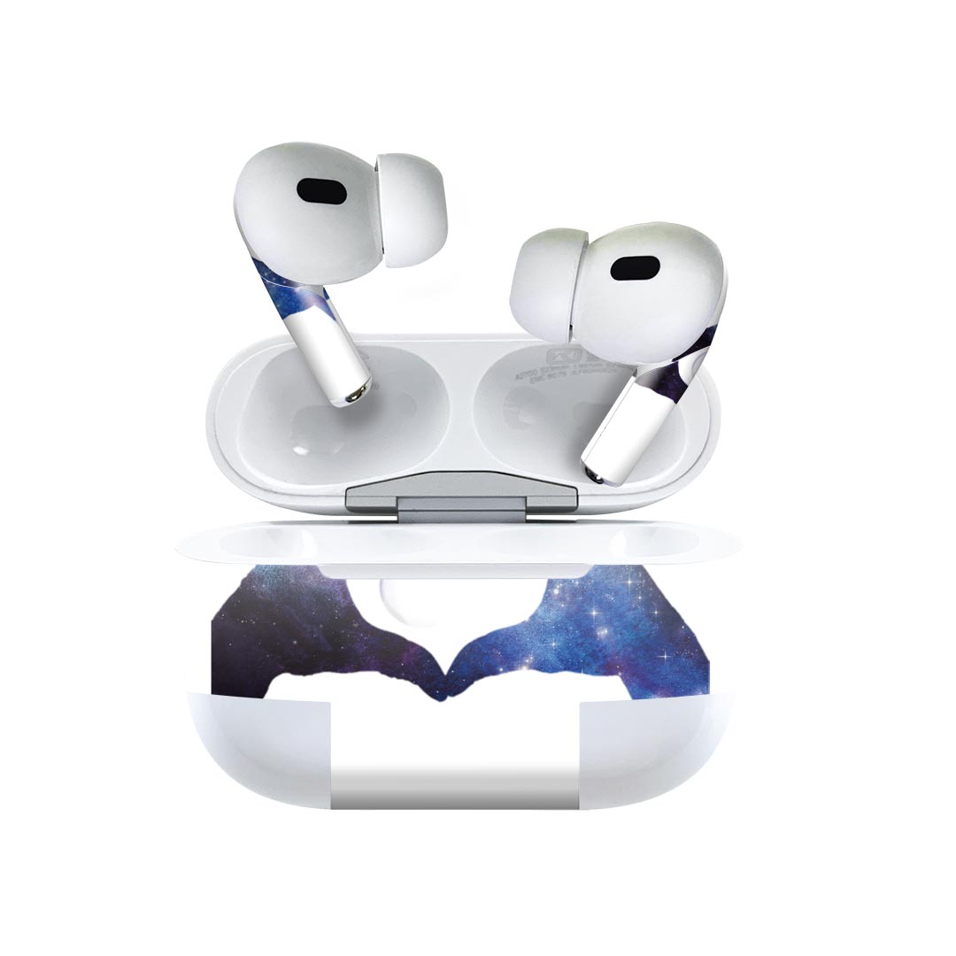商品特徴・貼るだけでおしゃれに簡単着せ替え、AirPodsPro専用 デザインスキンシール！・高精細プリントで写真と遜色がない仕上がり！・ちょっとしたすり傷から端末を保護！・「裸で持つ派」の人にはもちろん、お手持ちのクリアケース付けてもOK！・エアフリー素材で気泡の心配も軽減！・2枚入りで貼り直しOK！位置調整も安心！注意事項画像はサンプルですので、ご覧の環境によっては多少色味に違いを感じる場合がございます。 イメージと違った、モニターと色味が異なるという理由での交換や返金はご対応出来かねます。スキンシールのみの販売で、AirPods 本体・充電ケース本体は付属しません。シワができた場合、ドライヤーなどで軽く温め、外側に向けてシワを伸ばすように貼ってください。初回貼付時の位置調整や貼り直しは可能ですが、しっかりと押し付けて接着させた後の再剥離、再利用は保証しておりません。また接着部に油分や汚れが付着しますと角の部分は剥がれやすくなりますので、貼付時はあまり触れないようにご注意ください。無地のセミグロスシートにデザインをプリントした商品で、デコなどの加工はございません。 凹凸や光沢があるように見えたり布地や金属を素材にしたように見える商品もありますが、デザインの図版によるものです。印刷時に微妙な画像のズレが生じる場合がございます。ご注文後に1点1点制作する受注生産品の為、不良品以外のご返品や交換は固くお断りします。 発送について完全受注生産のハンドメイド商品となりますので、既製品と比べて発送までお時間を頂いています。 基本的に決済確認後、2?3営業日、最大で10営業日での発送となります。繁忙期や休業日明けの場合はさらに時間がかかる場合があります。 その際には別途メールにてご連絡致します。メール便の場合、発送日から到着までに2?4日ほどかかる場合が多く、紛失などの保障もご対応できかねます。あらかじめご了承下さい。