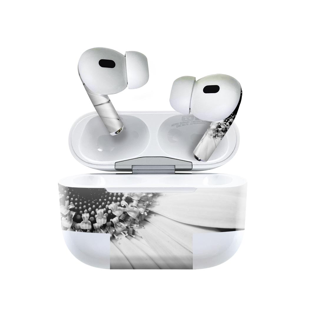 商品特徴・貼るだけでおしゃれに簡単着せ替え、AirPodsPro専用 デザインスキンシール！・高精細プリントで写真と遜色がない仕上がり！・ちょっとしたすり傷から端末を保護！・「裸で持つ派」の人にはもちろん、お手持ちのクリアケース付けてもOK！・エアフリー素材で気泡の心配も軽減！・2枚入りで貼り直しOK！位置調整も安心！注意事項画像はサンプルですので、ご覧の環境によっては多少色味に違いを感じる場合がございます。 イメージと違った、モニターと色味が異なるという理由での交換や返金はご対応出来かねます。スキンシールのみの販売で、AirPods 本体・充電ケース本体は付属しません。シワができた場合、ドライヤーなどで軽く温め、外側に向けてシワを伸ばすように貼ってください。初回貼付時の位置調整や貼り直しは可能ですが、しっかりと押し付けて接着させた後の再剥離、再利用は保証しておりません。また接着部に油分や汚れが付着しますと角の部分は剥がれやすくなりますので、貼付時はあまり触れないようにご注意ください。無地のセミグロスシートにデザインをプリントした商品で、デコなどの加工はございません。 凹凸や光沢があるように見えたり布地や金属を素材にしたように見える商品もありますが、デザインの図版によるものです。印刷時に微妙な画像のズレが生じる場合がございます。ご注文後に1点1点制作する受注生産品の為、不良品以外のご返品や交換は固くお断りします。 発送について完全受注生産のハンドメイド商品となりますので、既製品と比べて発送までお時間を頂いています。 基本的に決済確認後、2?3営業日、最大で10営業日での発送となります。繁忙期や休業日明けの場合はさらに時間がかかる場合があります。 その際には別途メールにてご連絡致します。メール便の場合、発送日から到着までに2?4日ほどかかる場合が多く、紛失などの保障もご対応できかねます。あらかじめご了承下さい。