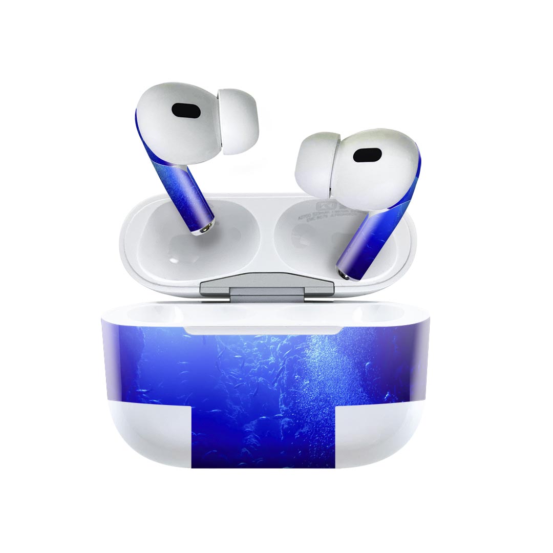 商品特徴・貼るだけでおしゃれに簡単着せ替え、AirPodsPro専用 デザインスキンシール！・高精細プリントで写真と遜色がない仕上がり！・ちょっとしたすり傷から端末を保護！・「裸で持つ派」の人にはもちろん、お手持ちのクリアケース付けてもOK！・エアフリー素材で気泡の心配も軽減！・2枚入りで貼り直しOK！位置調整も安心！注意事項画像はサンプルですので、ご覧の環境によっては多少色味に違いを感じる場合がございます。 イメージと違った、モニターと色味が異なるという理由での交換や返金はご対応出来かねます。スキンシールのみの販売で、AirPods 本体・充電ケース本体は付属しません。シワができた場合、ドライヤーなどで軽く温め、外側に向けてシワを伸ばすように貼ってください。初回貼付時の位置調整や貼り直しは可能ですが、しっかりと押し付けて接着させた後の再剥離、再利用は保証しておりません。また接着部に油分や汚れが付着しますと角の部分は剥がれやすくなりますので、貼付時はあまり触れないようにご注意ください。無地のセミグロスシートにデザインをプリントした商品で、デコなどの加工はございません。 凹凸や光沢があるように見えたり布地や金属を素材にしたように見える商品もありますが、デザインの図版によるものです。印刷時に微妙な画像のズレが生じる場合がございます。ご注文後に1点1点制作する受注生産品の為、不良品以外のご返品や交換は固くお断りします。 発送について完全受注生産のハンドメイド商品となりますので、既製品と比べて発送までお時間を頂いています。 基本的に決済確認後、2?3営業日、最大で10営業日での発送となります。繁忙期や休業日明けの場合はさらに時間がかかる場合があります。 その際には別途メールにてご連絡致します。メール便の場合、発送日から到着までに2?4日ほどかかる場合が多く、紛失などの保障もご対応できかねます。あらかじめご了承下さい。