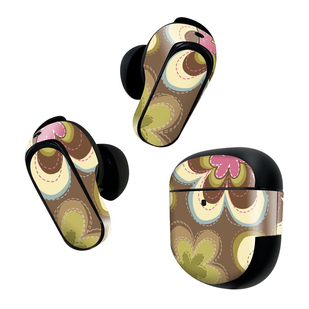 製品名 Bose QuietComfort Earbuds II 専用デザインスキンシール セット内容 Bose QuietComfort Earbuds II 専用シール　イヤホン（左右）3枚、充電ケース用シール 1枚AirPods第3世代専用です。第1?2世代、Proシリーズには対応していません。 商品特徴 再剥離性シートを素材に採用し、細かな位置調整がしやすく貼り直しが容易です。また、エアフリーでもありますので気泡が簡単に逃げるので、キレイに貼ることができます。専用の業務プリンターを使い、商品画像と遜色のない美しい印刷仕上がり。 注意事項 画像はサンプルですので、ご覧の環境によっては多少色味に違いを感じる場合がございます。 イメージと違った、モニターと色味が異なるという理由での交換や返金はご対応出来かねます。スキンシールのみの販売で、機器本体や充電ケース本体は付属しません。シワができた場合、ドライヤーなどで軽く温め、外側に向けてシワを伸ばすように貼ってください。初回貼付時の位置調整や貼り直しは可能ですが、しっかりと押し付けて接着させた後の再剥離、再利用は保証しておりません。また接着部に油分や汚れが付着しますと角の部分は剥がれやすくなりますので、貼付時はあまり触れないようにご注意ください。無地のセミグロスシートにデザインをプリントした商品で、デコなどの加工はございません。 凹凸や光沢があるように見えたり布地や金属を素材にしたように見える商品もありますが、デザインの図版によるものです。印刷時に微妙な画像のズレが生じる場合がございます。ご注文後に1点1点制作する受注生産品の為、不良品以外のご返品や交換は固くお断りします。 商品発送 完全受注生産のハンドメイド商品となりますので、既製品と比べて発送までお時間を頂いています。 基本的に決済確認後2~3営業日、最大で10営業日での発送となります。繁忙期や休業日明けの場合はさらに時間がかかる場合があります。 その際には別途メールにてご連絡致します。メール便の場合、発送日から到着までに2?4日ほどかかる場合が多く、紛失などの保障もご対応できかねます。あらかじめご了承下さい。