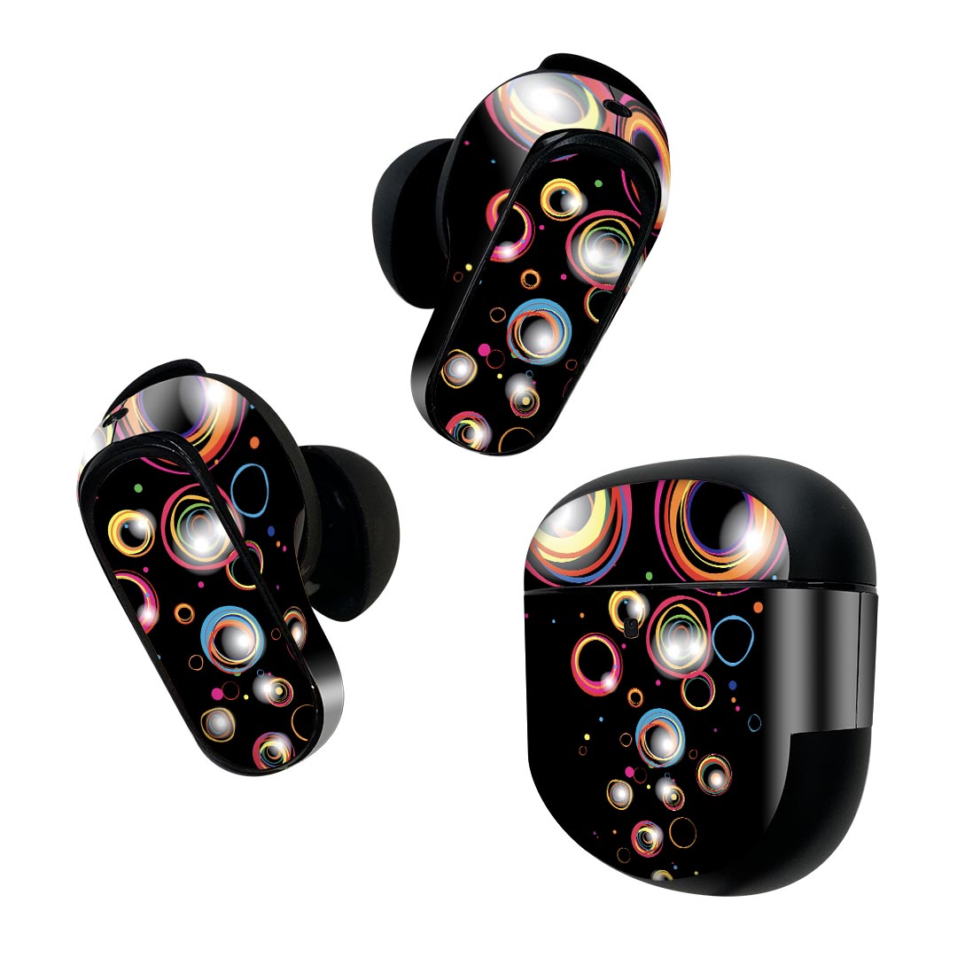 製品名 Bose QuietComfort Earbuds II 専用デザインスキンシール セット内容 Bose QuietComfort Earbuds II 専用シール　イヤホン（左右）3枚、充電ケース用シール 1枚AirPods第3世代専用です。第1?2世代、Proシリーズには対応していません。 商品特徴 再剥離性シートを素材に採用し、細かな位置調整がしやすく貼り直しが容易です。また、エアフリーでもありますので気泡が簡単に逃げるので、キレイに貼ることができます。専用の業務プリンターを使い、商品画像と遜色のない美しい印刷仕上がり。 注意事項 画像はサンプルですので、ご覧の環境によっては多少色味に違いを感じる場合がございます。 イメージと違った、モニターと色味が異なるという理由での交換や返金はご対応出来かねます。スキンシールのみの販売で、機器本体や充電ケース本体は付属しません。シワができた場合、ドライヤーなどで軽く温め、外側に向けてシワを伸ばすように貼ってください。初回貼付時の位置調整や貼り直しは可能ですが、しっかりと押し付けて接着させた後の再剥離、再利用は保証しておりません。また接着部に油分や汚れが付着しますと角の部分は剥がれやすくなりますので、貼付時はあまり触れないようにご注意ください。無地のセミグロスシートにデザインをプリントした商品で、デコなどの加工はございません。 凹凸や光沢があるように見えたり布地や金属を素材にしたように見える商品もありますが、デザインの図版によるものです。印刷時に微妙な画像のズレが生じる場合がございます。ご注文後に1点1点制作する受注生産品の為、不良品以外のご返品や交換は固くお断りします。 商品発送 完全受注生産のハンドメイド商品となりますので、既製品と比べて発送までお時間を頂いています。 基本的に決済確認後2~3営業日、最大で10営業日での発送となります。繁忙期や休業日明けの場合はさらに時間がかかる場合があります。 その際には別途メールにてご連絡致します。メール便の場合、発送日から到着までに2?4日ほどかかる場合が多く、紛失などの保障もご対応できかねます。あらかじめご了承下さい。