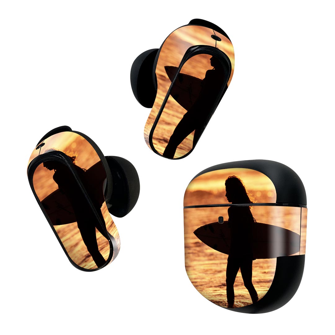 製品名 Bose QuietComfort Earbuds II 専用デザインスキンシール セット内容 Bose QuietComfort Earbuds II 専用シール　イヤホン（左右）3枚、充電ケース用シール 1枚AirPods第3世代専用です。第1?2世代、Proシリーズには対応していません。 商品特徴 再剥離性シートを素材に採用し、細かな位置調整がしやすく貼り直しが容易です。また、エアフリーでもありますので気泡が簡単に逃げるので、キレイに貼ることができます。専用の業務プリンターを使い、商品画像と遜色のない美しい印刷仕上がり。 注意事項 画像はサンプルですので、ご覧の環境によっては多少色味に違いを感じる場合がございます。 イメージと違った、モニターと色味が異なるという理由での交換や返金はご対応出来かねます。スキンシールのみの販売で、機器本体や充電ケース本体は付属しません。シワができた場合、ドライヤーなどで軽く温め、外側に向けてシワを伸ばすように貼ってください。初回貼付時の位置調整や貼り直しは可能ですが、しっかりと押し付けて接着させた後の再剥離、再利用は保証しておりません。また接着部に油分や汚れが付着しますと角の部分は剥がれやすくなりますので、貼付時はあまり触れないようにご注意ください。無地のセミグロスシートにデザインをプリントした商品で、デコなどの加工はございません。 凹凸や光沢があるように見えたり布地や金属を素材にしたように見える商品もありますが、デザインの図版によるものです。印刷時に微妙な画像のズレが生じる場合がございます。ご注文後に1点1点制作する受注生産品の為、不良品以外のご返品や交換は固くお断りします。 商品発送 完全受注生産のハンドメイド商品となりますので、既製品と比べて発送までお時間を頂いています。 基本的に決済確認後2~3営業日、最大で10営業日での発送となります。繁忙期や休業日明けの場合はさらに時間がかかる場合があります。 その際には別途メールにてご連絡致します。メール便の場合、発送日から到着までに2?4日ほどかかる場合が多く、紛失などの保障もご対応できかねます。あらかじめご了承下さい。