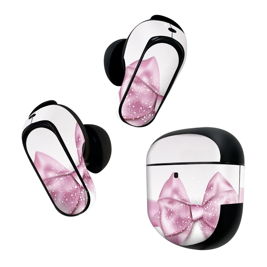 製品名 Bose QuietComfort Earbuds II 専用デザインスキンシール セット内容 Bose QuietComfort Earbuds II 専用シール　イヤホン（左右）3枚、充電ケース用シール 1枚AirPods第3世代専用です。第1?2世代、Proシリーズには対応していません。 商品特徴 再剥離性シートを素材に採用し、細かな位置調整がしやすく貼り直しが容易です。また、エアフリーでもありますので気泡が簡単に逃げるので、キレイに貼ることができます。専用の業務プリンターを使い、商品画像と遜色のない美しい印刷仕上がり。 注意事項 画像はサンプルですので、ご覧の環境によっては多少色味に違いを感じる場合がございます。 イメージと違った、モニターと色味が異なるという理由での交換や返金はご対応出来かねます。スキンシールのみの販売で、機器本体や充電ケース本体は付属しません。シワができた場合、ドライヤーなどで軽く温め、外側に向けてシワを伸ばすように貼ってください。初回貼付時の位置調整や貼り直しは可能ですが、しっかりと押し付けて接着させた後の再剥離、再利用は保証しておりません。また接着部に油分や汚れが付着しますと角の部分は剥がれやすくなりますので、貼付時はあまり触れないようにご注意ください。無地のセミグロスシートにデザインをプリントした商品で、デコなどの加工はございません。 凹凸や光沢があるように見えたり布地や金属を素材にしたように見える商品もありますが、デザインの図版によるものです。印刷時に微妙な画像のズレが生じる場合がございます。ご注文後に1点1点制作する受注生産品の為、不良品以外のご返品や交換は固くお断りします。 商品発送 完全受注生産のハンドメイド商品となりますので、既製品と比べて発送までお時間を頂いています。 基本的に決済確認後2~3営業日、最大で10営業日での発送となります。繁忙期や休業日明けの場合はさらに時間がかかる場合があります。 その際には別途メールにてご連絡致します。メール便の場合、発送日から到着までに2?4日ほどかかる場合が多く、紛失などの保障もご対応できかねます。あらかじめご了承下さい。