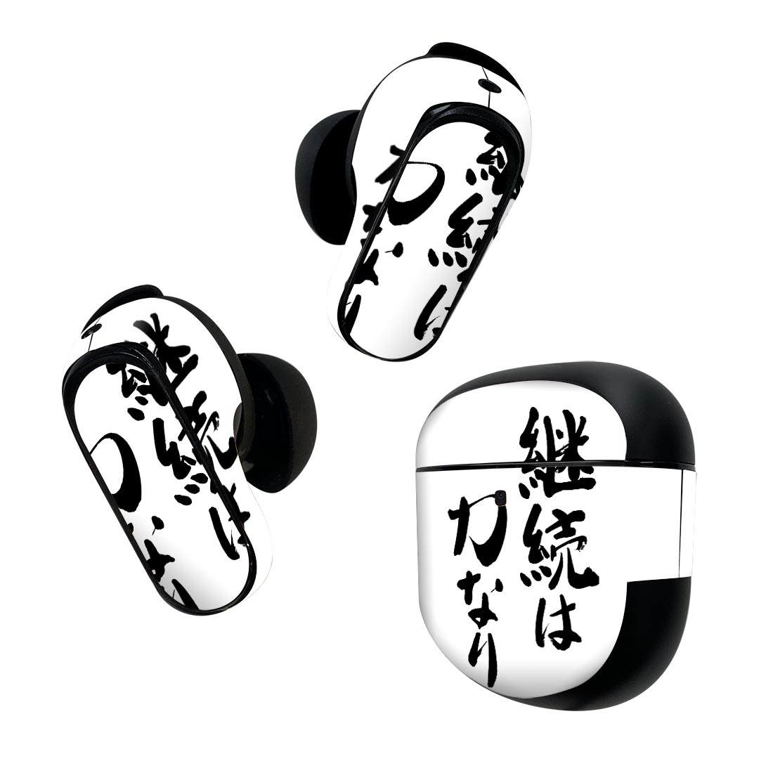 製品名 Bose QuietComfort Earbuds II 専用デザインスキンシール セット内容 Bose QuietComfort Earbuds II 専用シール　イヤホン（左右）3枚、充電ケース用シール 1枚AirPods第3世代専用です。第1?2世代、Proシリーズには対応していません。 商品特徴 再剥離性シートを素材に採用し、細かな位置調整がしやすく貼り直しが容易です。また、エアフリーでもありますので気泡が簡単に逃げるので、キレイに貼ることができます。専用の業務プリンターを使い、商品画像と遜色のない美しい印刷仕上がり。 注意事項 画像はサンプルですので、ご覧の環境によっては多少色味に違いを感じる場合がございます。 イメージと違った、モニターと色味が異なるという理由での交換や返金はご対応出来かねます。スキンシールのみの販売で、機器本体や充電ケース本体は付属しません。シワができた場合、ドライヤーなどで軽く温め、外側に向けてシワを伸ばすように貼ってください。初回貼付時の位置調整や貼り直しは可能ですが、しっかりと押し付けて接着させた後の再剥離、再利用は保証しておりません。また接着部に油分や汚れが付着しますと角の部分は剥がれやすくなりますので、貼付時はあまり触れないようにご注意ください。無地のセミグロスシートにデザインをプリントした商品で、デコなどの加工はございません。 凹凸や光沢があるように見えたり布地や金属を素材にしたように見える商品もありますが、デザインの図版によるものです。印刷時に微妙な画像のズレが生じる場合がございます。ご注文後に1点1点制作する受注生産品の為、不良品以外のご返品や交換は固くお断りします。 商品発送 完全受注生産のハンドメイド商品となりますので、既製品と比べて発送までお時間を頂いています。 基本的に決済確認後2~3営業日、最大で10営業日での発送となります。繁忙期や休業日明けの場合はさらに時間がかかる場合があります。 その際には別途メールにてご連絡致します。メール便の場合、発送日から到着までに2?4日ほどかかる場合が多く、紛失などの保障もご対応できかねます。あらかじめご了承下さい。