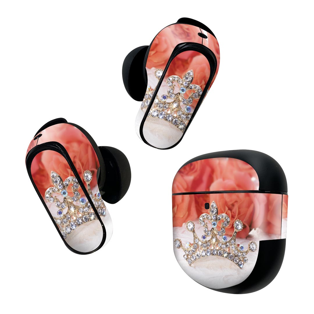 製品名 Bose QuietComfort Earbuds II 専用デザインスキンシール セット内容 Bose QuietComfort Earbuds II 専用シール　イヤホン（左右）3枚、充電ケース用シール 1枚AirPods第3世代専用です。第1?2世代、Proシリーズには対応していません。 商品特徴 再剥離性シートを素材に採用し、細かな位置調整がしやすく貼り直しが容易です。また、エアフリーでもありますので気泡が簡単に逃げるので、キレイに貼ることができます。専用の業務プリンターを使い、商品画像と遜色のない美しい印刷仕上がり。 注意事項 画像はサンプルですので、ご覧の環境によっては多少色味に違いを感じる場合がございます。 イメージと違った、モニターと色味が異なるという理由での交換や返金はご対応出来かねます。スキンシールのみの販売で、機器本体や充電ケース本体は付属しません。シワができた場合、ドライヤーなどで軽く温め、外側に向けてシワを伸ばすように貼ってください。初回貼付時の位置調整や貼り直しは可能ですが、しっかりと押し付けて接着させた後の再剥離、再利用は保証しておりません。また接着部に油分や汚れが付着しますと角の部分は剥がれやすくなりますので、貼付時はあまり触れないようにご注意ください。無地のセミグロスシートにデザインをプリントした商品で、デコなどの加工はございません。 凹凸や光沢があるように見えたり布地や金属を素材にしたように見える商品もありますが、デザインの図版によるものです。印刷時に微妙な画像のズレが生じる場合がございます。ご注文後に1点1点制作する受注生産品の為、不良品以外のご返品や交換は固くお断りします。 商品発送 完全受注生産のハンドメイド商品となりますので、既製品と比べて発送までお時間を頂いています。 基本的に決済確認後2~3営業日、最大で10営業日での発送となります。繁忙期や休業日明けの場合はさらに時間がかかる場合があります。 その際には別途メールにてご連絡致します。メール便の場合、発送日から到着までに2?4日ほどかかる場合が多く、紛失などの保障もご対応できかねます。あらかじめご了承下さい。