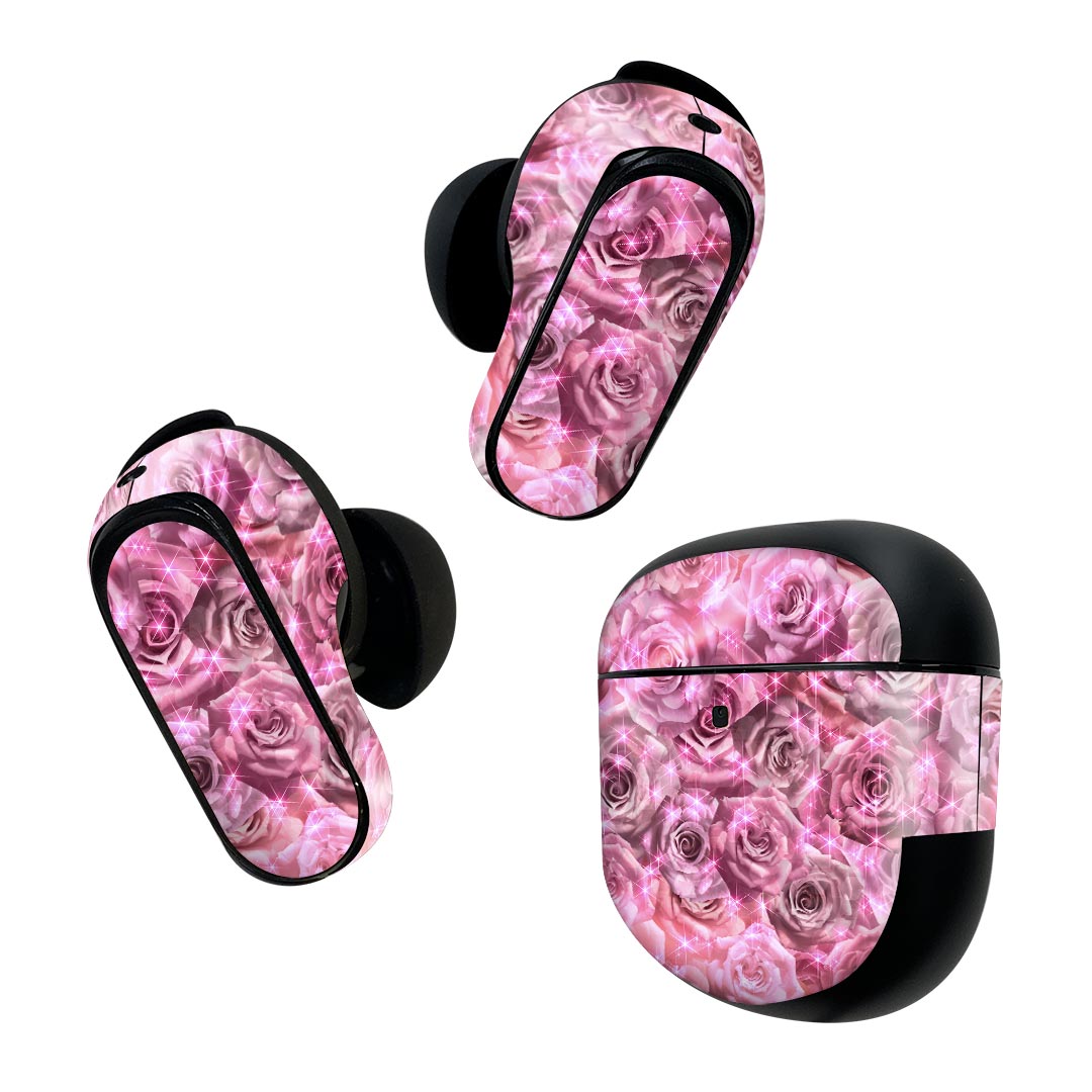 製品名 Bose QuietComfort Earbuds II 専用デザインスキンシール セット内容 Bose QuietComfort Earbuds II 専用シール　イヤホン（左右）3枚、充電ケース用シール 1枚AirPods第3世代専用です。第1?2世代、Proシリーズには対応していません。 商品特徴 再剥離性シートを素材に採用し、細かな位置調整がしやすく貼り直しが容易です。また、エアフリーでもありますので気泡が簡単に逃げるので、キレイに貼ることができます。専用の業務プリンターを使い、商品画像と遜色のない美しい印刷仕上がり。 注意事項 画像はサンプルですので、ご覧の環境によっては多少色味に違いを感じる場合がございます。 イメージと違った、モニターと色味が異なるという理由での交換や返金はご対応出来かねます。スキンシールのみの販売で、機器本体や充電ケース本体は付属しません。シワができた場合、ドライヤーなどで軽く温め、外側に向けてシワを伸ばすように貼ってください。初回貼付時の位置調整や貼り直しは可能ですが、しっかりと押し付けて接着させた後の再剥離、再利用は保証しておりません。また接着部に油分や汚れが付着しますと角の部分は剥がれやすくなりますので、貼付時はあまり触れないようにご注意ください。無地のセミグロスシートにデザインをプリントした商品で、デコなどの加工はございません。 凹凸や光沢があるように見えたり布地や金属を素材にしたように見える商品もありますが、デザインの図版によるものです。印刷時に微妙な画像のズレが生じる場合がございます。ご注文後に1点1点制作する受注生産品の為、不良品以外のご返品や交換は固くお断りします。 商品発送 完全受注生産のハンドメイド商品となりますので、既製品と比べて発送までお時間を頂いています。 基本的に決済確認後2~3営業日、最大で10営業日での発送となります。繁忙期や休業日明けの場合はさらに時間がかかる場合があります。 その際には別途メールにてご連絡致します。メール便の場合、発送日から到着までに2?4日ほどかかる場合が多く、紛失などの保障もご対応できかねます。あらかじめご了承下さい。