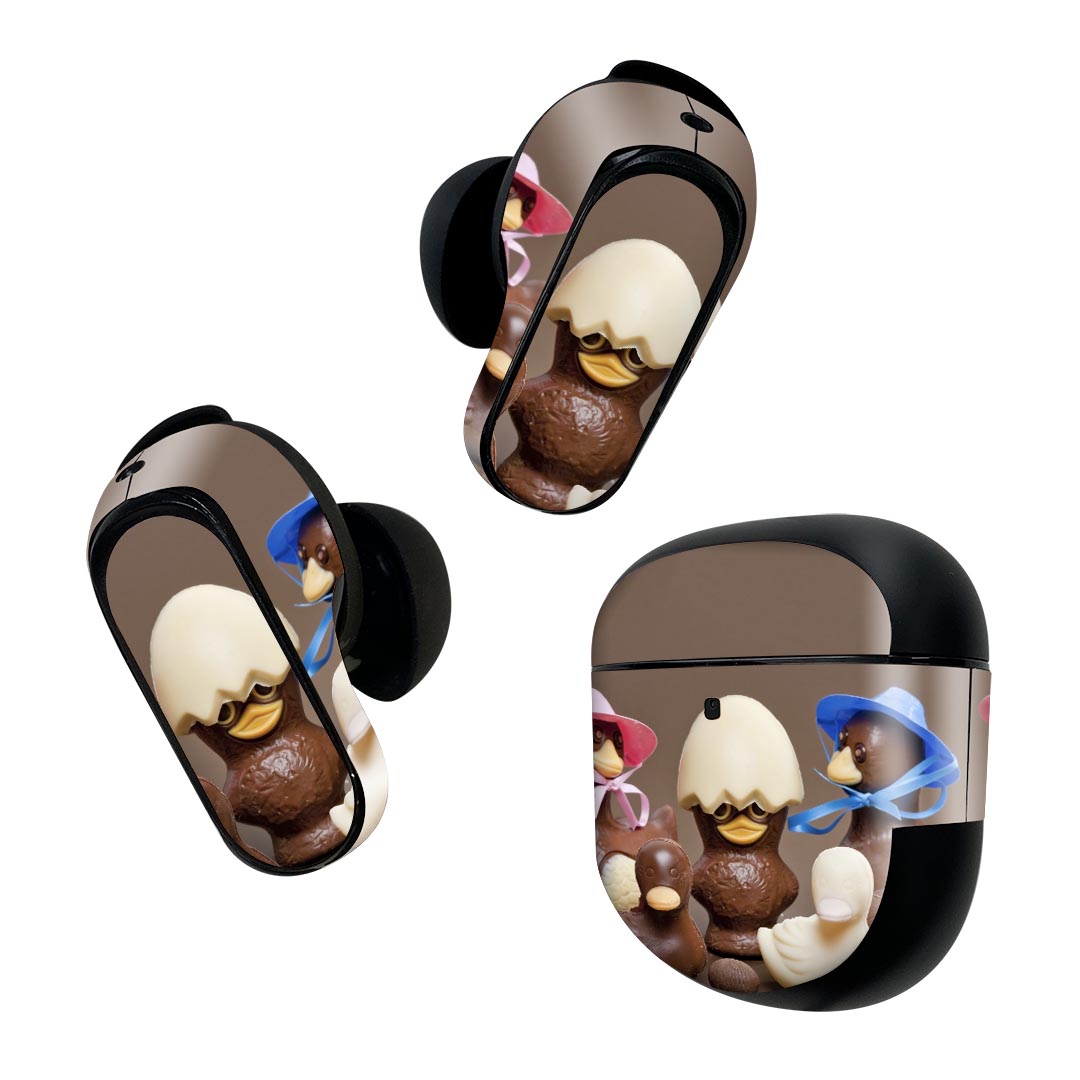 製品名 Bose QuietComfort Earbuds II 専用デザインスキンシール セット内容 Bose QuietComfort Earbuds II 専用シール　イヤホン（左右）3枚、充電ケース用シール 1枚AirPods第3世代専用です。第1?2世代、Proシリーズには対応していません。 商品特徴 再剥離性シートを素材に採用し、細かな位置調整がしやすく貼り直しが容易です。また、エアフリーでもありますので気泡が簡単に逃げるので、キレイに貼ることができます。専用の業務プリンターを使い、商品画像と遜色のない美しい印刷仕上がり。 注意事項 画像はサンプルですので、ご覧の環境によっては多少色味に違いを感じる場合がございます。 イメージと違った、モニターと色味が異なるという理由での交換や返金はご対応出来かねます。スキンシールのみの販売で、機器本体や充電ケース本体は付属しません。シワができた場合、ドライヤーなどで軽く温め、外側に向けてシワを伸ばすように貼ってください。初回貼付時の位置調整や貼り直しは可能ですが、しっかりと押し付けて接着させた後の再剥離、再利用は保証しておりません。また接着部に油分や汚れが付着しますと角の部分は剥がれやすくなりますので、貼付時はあまり触れないようにご注意ください。無地のセミグロスシートにデザインをプリントした商品で、デコなどの加工はございません。 凹凸や光沢があるように見えたり布地や金属を素材にしたように見える商品もありますが、デザインの図版によるものです。印刷時に微妙な画像のズレが生じる場合がございます。ご注文後に1点1点制作する受注生産品の為、不良品以外のご返品や交換は固くお断りします。 商品発送 完全受注生産のハンドメイド商品となりますので、既製品と比べて発送までお時間を頂いています。 基本的に決済確認後2~3営業日、最大で10営業日での発送となります。繁忙期や休業日明けの場合はさらに時間がかかる場合があります。 その際には別途メールにてご連絡致します。メール便の場合、発送日から到着までに2?4日ほどかかる場合が多く、紛失などの保障もご対応できかねます。あらかじめご了承下さい。