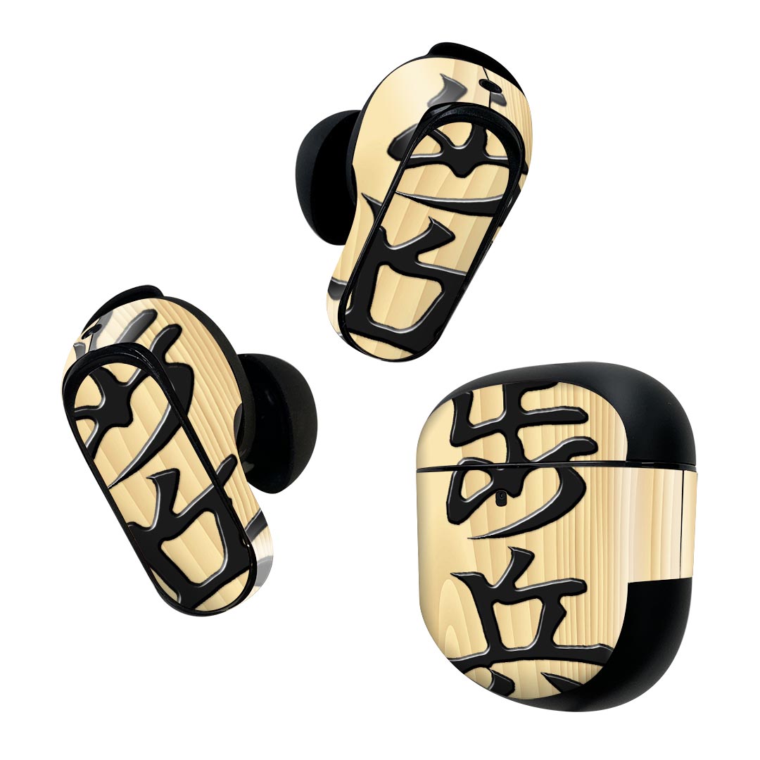 製品名 Bose QuietComfort Earbuds II 専用デザインスキンシール セット内容 Bose QuietComfort Earbuds II 専用シール　イヤホン（左右）3枚、充電ケース用シール 1枚AirPods第3世代専用です。第1?2世代、Proシリーズには対応していません。 商品特徴 再剥離性シートを素材に採用し、細かな位置調整がしやすく貼り直しが容易です。また、エアフリーでもありますので気泡が簡単に逃げるので、キレイに貼ることができます。専用の業務プリンターを使い、商品画像と遜色のない美しい印刷仕上がり。 注意事項 画像はサンプルですので、ご覧の環境によっては多少色味に違いを感じる場合がございます。 イメージと違った、モニターと色味が異なるという理由での交換や返金はご対応出来かねます。スキンシールのみの販売で、機器本体や充電ケース本体は付属しません。シワができた場合、ドライヤーなどで軽く温め、外側に向けてシワを伸ばすように貼ってください。初回貼付時の位置調整や貼り直しは可能ですが、しっかりと押し付けて接着させた後の再剥離、再利用は保証しておりません。また接着部に油分や汚れが付着しますと角の部分は剥がれやすくなりますので、貼付時はあまり触れないようにご注意ください。無地のセミグロスシートにデザインをプリントした商品で、デコなどの加工はございません。 凹凸や光沢があるように見えたり布地や金属を素材にしたように見える商品もありますが、デザインの図版によるものです。印刷時に微妙な画像のズレが生じる場合がございます。ご注文後に1点1点制作する受注生産品の為、不良品以外のご返品や交換は固くお断りします。 商品発送 完全受注生産のハンドメイド商品となりますので、既製品と比べて発送までお時間を頂いています。 基本的に決済確認後2~3営業日、最大で10営業日での発送となります。繁忙期や休業日明けの場合はさらに時間がかかる場合があります。 その際には別途メールにてご連絡致します。メール便の場合、発送日から到着までに2?4日ほどかかる場合が多く、紛失などの保障もご対応できかねます。あらかじめご了承下さい。