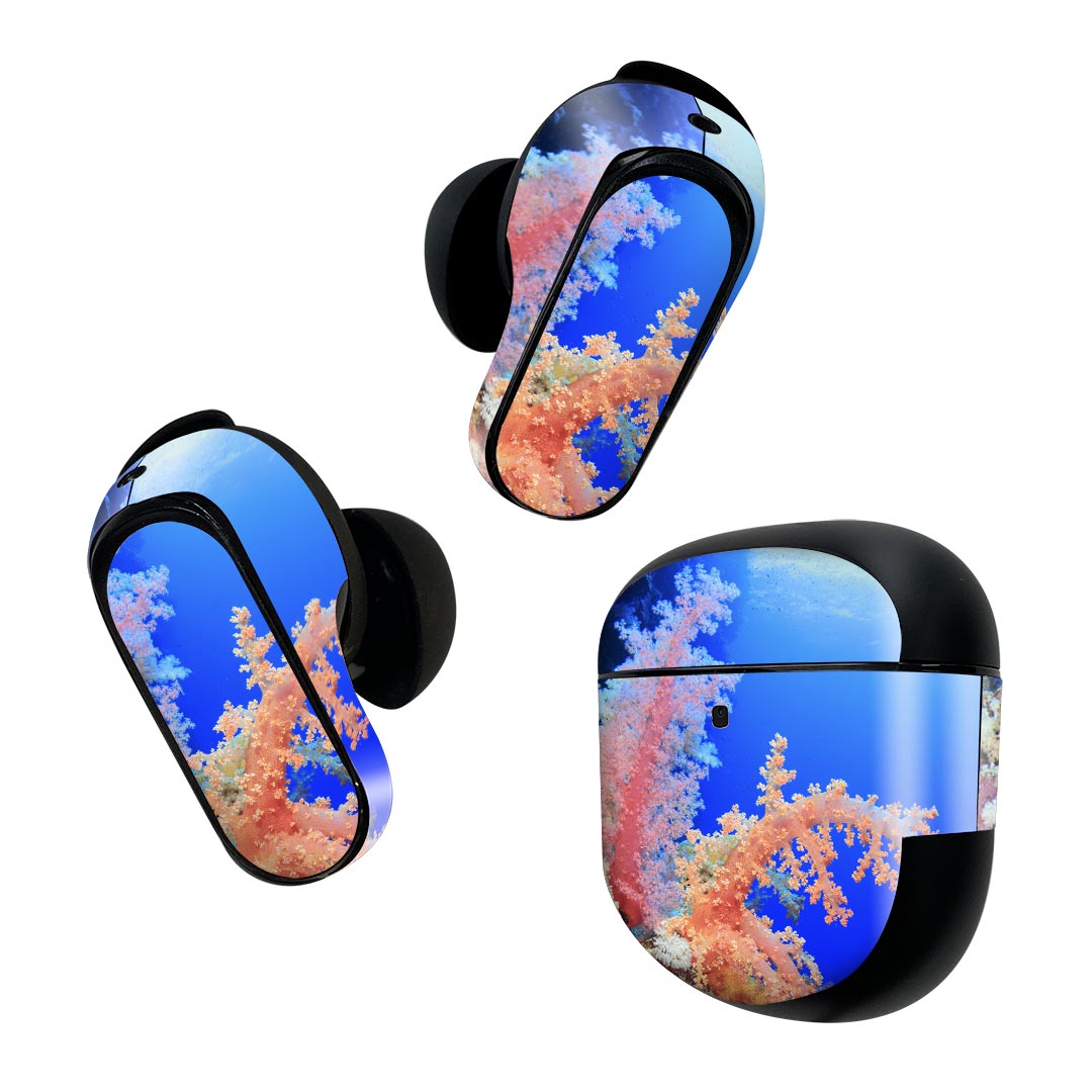 製品名 Bose QuietComfort Earbuds II 専用デザインスキンシール セット内容 Bose QuietComfort Earbuds II 専用シール　イヤホン（左右）3枚、充電ケース用シール 1枚AirPods第3世代専用です。第1?2世代、Proシリーズには対応していません。 商品特徴 再剥離性シートを素材に採用し、細かな位置調整がしやすく貼り直しが容易です。また、エアフリーでもありますので気泡が簡単に逃げるので、キレイに貼ることができます。専用の業務プリンターを使い、商品画像と遜色のない美しい印刷仕上がり。 注意事項 画像はサンプルですので、ご覧の環境によっては多少色味に違いを感じる場合がございます。 イメージと違った、モニターと色味が異なるという理由での交換や返金はご対応出来かねます。スキンシールのみの販売で、機器本体や充電ケース本体は付属しません。シワができた場合、ドライヤーなどで軽く温め、外側に向けてシワを伸ばすように貼ってください。初回貼付時の位置調整や貼り直しは可能ですが、しっかりと押し付けて接着させた後の再剥離、再利用は保証しておりません。また接着部に油分や汚れが付着しますと角の部分は剥がれやすくなりますので、貼付時はあまり触れないようにご注意ください。無地のセミグロスシートにデザインをプリントした商品で、デコなどの加工はございません。 凹凸や光沢があるように見えたり布地や金属を素材にしたように見える商品もありますが、デザインの図版によるものです。印刷時に微妙な画像のズレが生じる場合がございます。ご注文後に1点1点制作する受注生産品の為、不良品以外のご返品や交換は固くお断りします。 商品発送 完全受注生産のハンドメイド商品となりますので、既製品と比べて発送までお時間を頂いています。 基本的に決済確認後2~3営業日、最大で10営業日での発送となります。繁忙期や休業日明けの場合はさらに時間がかかる場合があります。 その際には別途メールにてご連絡致します。メール便の場合、発送日から到着までに2?4日ほどかかる場合が多く、紛失などの保障もご対応できかねます。あらかじめご了承下さい。