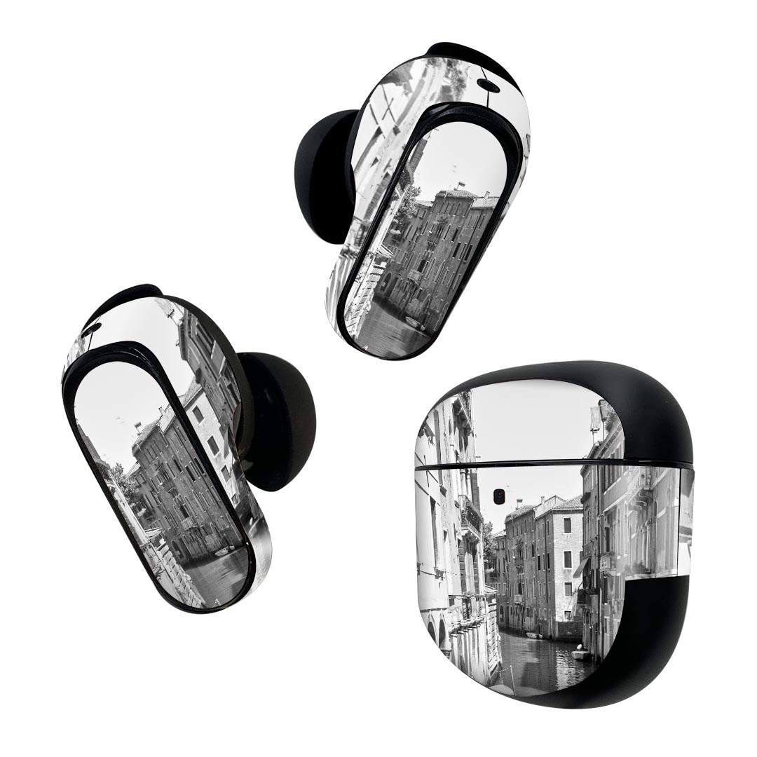 製品名 Bose QuietComfort Earbuds II 専用デザインスキンシール セット内容 Bose QuietComfort Earbuds II 専用シール　イヤホン（左右）3枚、充電ケース用シール 1枚AirPods第3世代専用です。第1?2世代、Proシリーズには対応していません。 商品特徴 再剥離性シートを素材に採用し、細かな位置調整がしやすく貼り直しが容易です。また、エアフリーでもありますので気泡が簡単に逃げるので、キレイに貼ることができます。専用の業務プリンターを使い、商品画像と遜色のない美しい印刷仕上がり。 注意事項 画像はサンプルですので、ご覧の環境によっては多少色味に違いを感じる場合がございます。 イメージと違った、モニターと色味が異なるという理由での交換や返金はご対応出来かねます。スキンシールのみの販売で、機器本体や充電ケース本体は付属しません。シワができた場合、ドライヤーなどで軽く温め、外側に向けてシワを伸ばすように貼ってください。初回貼付時の位置調整や貼り直しは可能ですが、しっかりと押し付けて接着させた後の再剥離、再利用は保証しておりません。また接着部に油分や汚れが付着しますと角の部分は剥がれやすくなりますので、貼付時はあまり触れないようにご注意ください。無地のセミグロスシートにデザインをプリントした商品で、デコなどの加工はございません。 凹凸や光沢があるように見えたり布地や金属を素材にしたように見える商品もありますが、デザインの図版によるものです。印刷時に微妙な画像のズレが生じる場合がございます。ご注文後に1点1点制作する受注生産品の為、不良品以外のご返品や交換は固くお断りします。 商品発送 完全受注生産のハンドメイド商品となりますので、既製品と比べて発送までお時間を頂いています。 基本的に決済確認後2~3営業日、最大で10営業日での発送となります。繁忙期や休業日明けの場合はさらに時間がかかる場合があります。 その際には別途メールにてご連絡致します。メール便の場合、発送日から到着までに2?4日ほどかかる場合が多く、紛失などの保障もご対応できかねます。あらかじめご了承下さい。