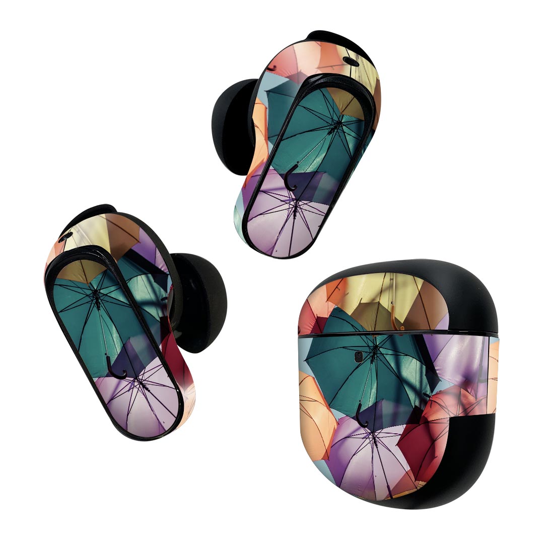 製品名 Bose QuietComfort Earbuds II 専用デザインスキンシール セット内容 Bose QuietComfort Earbuds II 専用シール　イヤホン（左右）3枚、充電ケース用シール 1枚AirPods第3世代専用です。第1?2世代、Proシリーズには対応していません。 商品特徴 再剥離性シートを素材に採用し、細かな位置調整がしやすく貼り直しが容易です。また、エアフリーでもありますので気泡が簡単に逃げるので、キレイに貼ることができます。専用の業務プリンターを使い、商品画像と遜色のない美しい印刷仕上がり。 注意事項 画像はサンプルですので、ご覧の環境によっては多少色味に違いを感じる場合がございます。 イメージと違った、モニターと色味が異なるという理由での交換や返金はご対応出来かねます。スキンシールのみの販売で、機器本体や充電ケース本体は付属しません。シワができた場合、ドライヤーなどで軽く温め、外側に向けてシワを伸ばすように貼ってください。初回貼付時の位置調整や貼り直しは可能ですが、しっかりと押し付けて接着させた後の再剥離、再利用は保証しておりません。また接着部に油分や汚れが付着しますと角の部分は剥がれやすくなりますので、貼付時はあまり触れないようにご注意ください。無地のセミグロスシートにデザインをプリントした商品で、デコなどの加工はございません。 凹凸や光沢があるように見えたり布地や金属を素材にしたように見える商品もありますが、デザインの図版によるものです。印刷時に微妙な画像のズレが生じる場合がございます。ご注文後に1点1点制作する受注生産品の為、不良品以外のご返品や交換は固くお断りします。 商品発送 完全受注生産のハンドメイド商品となりますので、既製品と比べて発送までお時間を頂いています。 基本的に決済確認後2~3営業日、最大で10営業日での発送となります。繁忙期や休業日明けの場合はさらに時間がかかる場合があります。 その際には別途メールにてご連絡致します。メール便の場合、発送日から到着までに2?4日ほどかかる場合が多く、紛失などの保障もご対応できかねます。あらかじめご了承下さい。