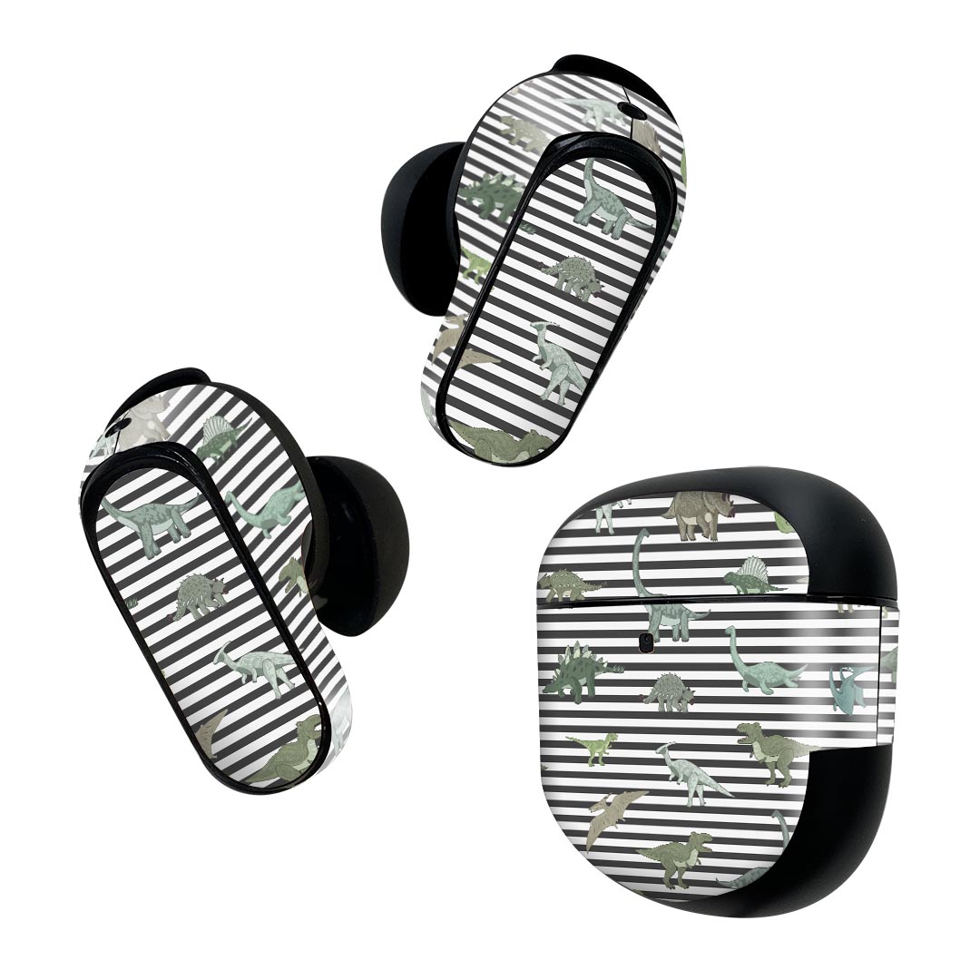製品名 Bose QuietComfort Earbuds II 専用デザインスキンシール セット内容 Bose QuietComfort Earbuds II 専用シール　イヤホン（左右）3枚、充電ケース用シール 1枚AirPods第3世代専用です。第1?2世代、Proシリーズには対応していません。 商品特徴 再剥離性シートを素材に採用し、細かな位置調整がしやすく貼り直しが容易です。また、エアフリーでもありますので気泡が簡単に逃げるので、キレイに貼ることができます。専用の業務プリンターを使い、商品画像と遜色のない美しい印刷仕上がり。 注意事項 画像はサンプルですので、ご覧の環境によっては多少色味に違いを感じる場合がございます。 イメージと違った、モニターと色味が異なるという理由での交換や返金はご対応出来かねます。スキンシールのみの販売で、機器本体や充電ケース本体は付属しません。シワができた場合、ドライヤーなどで軽く温め、外側に向けてシワを伸ばすように貼ってください。初回貼付時の位置調整や貼り直しは可能ですが、しっかりと押し付けて接着させた後の再剥離、再利用は保証しておりません。また接着部に油分や汚れが付着しますと角の部分は剥がれやすくなりますので、貼付時はあまり触れないようにご注意ください。無地のセミグロスシートにデザインをプリントした商品で、デコなどの加工はございません。 凹凸や光沢があるように見えたり布地や金属を素材にしたように見える商品もありますが、デザインの図版によるものです。印刷時に微妙な画像のズレが生じる場合がございます。ご注文後に1点1点制作する受注生産品の為、不良品以外のご返品や交換は固くお断りします。 商品発送 完全受注生産のハンドメイド商品となりますので、既製品と比べて発送までお時間を頂いています。 基本的に決済確認後2~3営業日、最大で10営業日での発送となります。繁忙期や休業日明けの場合はさらに時間がかかる場合があります。 その際には別途メールにてご連絡致します。メール便の場合、発送日から到着までに2?4日ほどかかる場合が多く、紛失などの保障もご対応できかねます。あらかじめご了承下さい。