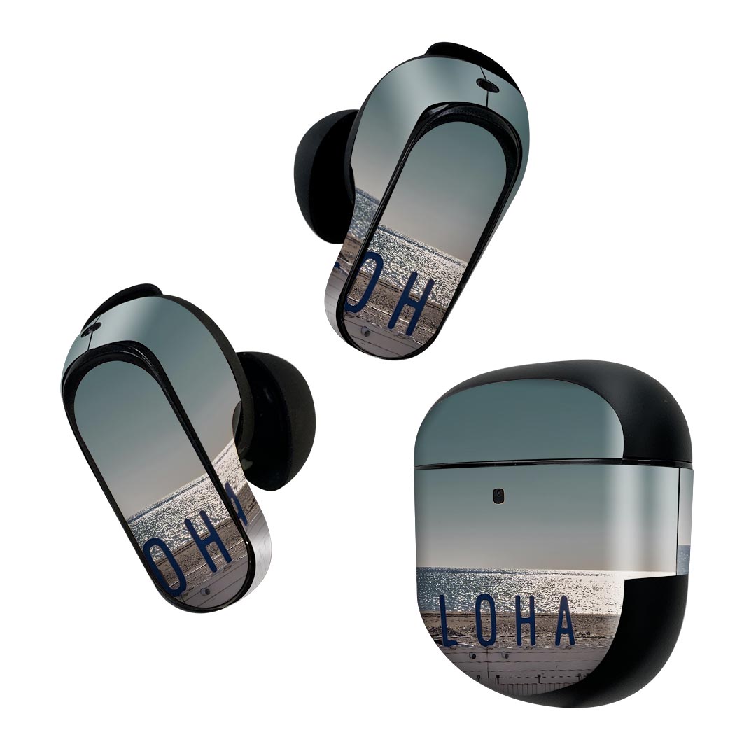 製品名 Bose QuietComfort Earbuds II 専用デザインスキンシール セット内容 Bose QuietComfort Earbuds II 専用シール　イヤホン（左右）3枚、充電ケース用シール 1枚AirPods第3世代専用です。第1?2世代、Proシリーズには対応していません。 商品特徴 再剥離性シートを素材に採用し、細かな位置調整がしやすく貼り直しが容易です。また、エアフリーでもありますので気泡が簡単に逃げるので、キレイに貼ることができます。専用の業務プリンターを使い、商品画像と遜色のない美しい印刷仕上がり。 注意事項 画像はサンプルですので、ご覧の環境によっては多少色味に違いを感じる場合がございます。 イメージと違った、モニターと色味が異なるという理由での交換や返金はご対応出来かねます。スキンシールのみの販売で、機器本体や充電ケース本体は付属しません。シワができた場合、ドライヤーなどで軽く温め、外側に向けてシワを伸ばすように貼ってください。初回貼付時の位置調整や貼り直しは可能ですが、しっかりと押し付けて接着させた後の再剥離、再利用は保証しておりません。また接着部に油分や汚れが付着しますと角の部分は剥がれやすくなりますので、貼付時はあまり触れないようにご注意ください。無地のセミグロスシートにデザインをプリントした商品で、デコなどの加工はございません。 凹凸や光沢があるように見えたり布地や金属を素材にしたように見える商品もありますが、デザインの図版によるものです。印刷時に微妙な画像のズレが生じる場合がございます。ご注文後に1点1点制作する受注生産品の為、不良品以外のご返品や交換は固くお断りします。 商品発送 完全受注生産のハンドメイド商品となりますので、既製品と比べて発送までお時間を頂いています。 基本的に決済確認後2~3営業日、最大で10営業日での発送となります。繁忙期や休業日明けの場合はさらに時間がかかる場合があります。 その際には別途メールにてご連絡致します。メール便の場合、発送日から到着までに2?4日ほどかかる場合が多く、紛失などの保障もご対応できかねます。あらかじめご了承下さい。