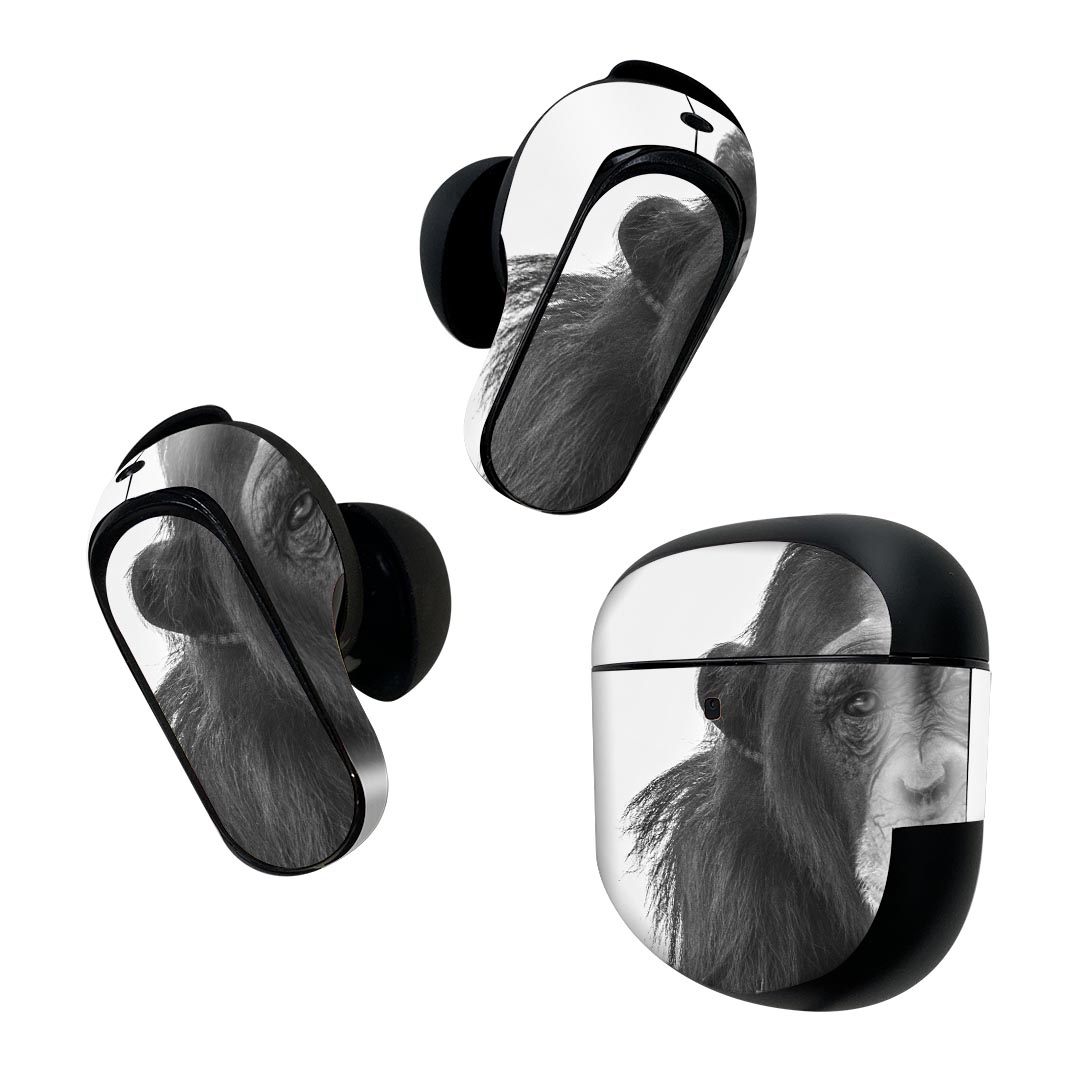 製品名 Bose QuietComfort Earbuds II 専用デザインスキンシール セット内容 Bose QuietComfort Earbuds II 専用シール　イヤホン（左右）3枚、充電ケース用シール 1枚AirPods第3世代専用です。第1?2世代、Proシリーズには対応していません。 商品特徴 再剥離性シートを素材に採用し、細かな位置調整がしやすく貼り直しが容易です。また、エアフリーでもありますので気泡が簡単に逃げるので、キレイに貼ることができます。専用の業務プリンターを使い、商品画像と遜色のない美しい印刷仕上がり。 注意事項 画像はサンプルですので、ご覧の環境によっては多少色味に違いを感じる場合がございます。 イメージと違った、モニターと色味が異なるという理由での交換や返金はご対応出来かねます。スキンシールのみの販売で、機器本体や充電ケース本体は付属しません。シワができた場合、ドライヤーなどで軽く温め、外側に向けてシワを伸ばすように貼ってください。初回貼付時の位置調整や貼り直しは可能ですが、しっかりと押し付けて接着させた後の再剥離、再利用は保証しておりません。また接着部に油分や汚れが付着しますと角の部分は剥がれやすくなりますので、貼付時はあまり触れないようにご注意ください。無地のセミグロスシートにデザインをプリントした商品で、デコなどの加工はございません。 凹凸や光沢があるように見えたり布地や金属を素材にしたように見える商品もありますが、デザインの図版によるものです。印刷時に微妙な画像のズレが生じる場合がございます。ご注文後に1点1点制作する受注生産品の為、不良品以外のご返品や交換は固くお断りします。 商品発送 完全受注生産のハンドメイド商品となりますので、既製品と比べて発送までお時間を頂いています。 基本的に決済確認後2~3営業日、最大で10営業日での発送となります。繁忙期や休業日明けの場合はさらに時間がかかる場合があります。 その際には別途メールにてご連絡致します。メール便の場合、発送日から到着までに2?4日ほどかかる場合が多く、紛失などの保障もご対応できかねます。あらかじめご了承下さい。