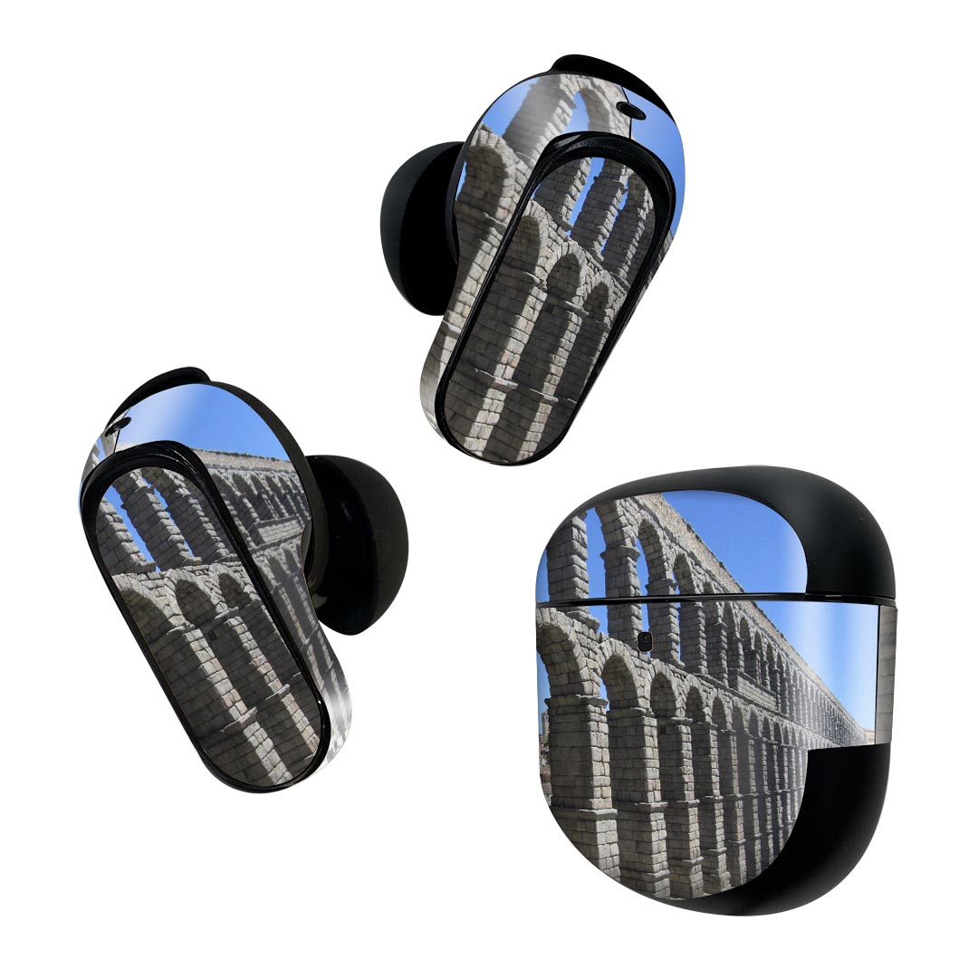 製品名 Bose QuietComfort Earbuds II 専用デザインスキンシール セット内容 Bose QuietComfort Earbuds II 専用シール　イヤホン（左右）3枚、充電ケース用シール 1枚AirPods第3世代専用です。第1?2世代、Proシリーズには対応していません。 商品特徴 再剥離性シートを素材に採用し、細かな位置調整がしやすく貼り直しが容易です。また、エアフリーでもありますので気泡が簡単に逃げるので、キレイに貼ることができます。専用の業務プリンターを使い、商品画像と遜色のない美しい印刷仕上がり。 注意事項 画像はサンプルですので、ご覧の環境によっては多少色味に違いを感じる場合がございます。 イメージと違った、モニターと色味が異なるという理由での交換や返金はご対応出来かねます。スキンシールのみの販売で、機器本体や充電ケース本体は付属しません。シワができた場合、ドライヤーなどで軽く温め、外側に向けてシワを伸ばすように貼ってください。初回貼付時の位置調整や貼り直しは可能ですが、しっかりと押し付けて接着させた後の再剥離、再利用は保証しておりません。また接着部に油分や汚れが付着しますと角の部分は剥がれやすくなりますので、貼付時はあまり触れないようにご注意ください。無地のセミグロスシートにデザインをプリントした商品で、デコなどの加工はございません。 凹凸や光沢があるように見えたり布地や金属を素材にしたように見える商品もありますが、デザインの図版によるものです。印刷時に微妙な画像のズレが生じる場合がございます。ご注文後に1点1点制作する受注生産品の為、不良品以外のご返品や交換は固くお断りします。 商品発送 完全受注生産のハンドメイド商品となりますので、既製品と比べて発送までお時間を頂いています。 基本的に決済確認後2~3営業日、最大で10営業日での発送となります。繁忙期や休業日明けの場合はさらに時間がかかる場合があります。 その際には別途メールにてご連絡致します。メール便の場合、発送日から到着までに2?4日ほどかかる場合が多く、紛失などの保障もご対応できかねます。あらかじめご了承下さい。