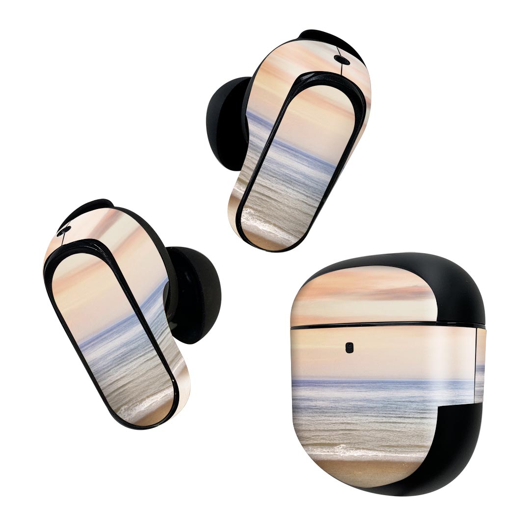 製品名 Bose QuietComfort Earbuds II 専用デザインスキンシール セット内容 Bose QuietComfort Earbuds II 専用シール　イヤホン（左右）3枚、充電ケース用シール 1枚AirPods第3世代専用です。第1?2世代、Proシリーズには対応していません。 商品特徴 再剥離性シートを素材に採用し、細かな位置調整がしやすく貼り直しが容易です。また、エアフリーでもありますので気泡が簡単に逃げるので、キレイに貼ることができます。専用の業務プリンターを使い、商品画像と遜色のない美しい印刷仕上がり。 注意事項 画像はサンプルですので、ご覧の環境によっては多少色味に違いを感じる場合がございます。 イメージと違った、モニターと色味が異なるという理由での交換や返金はご対応出来かねます。スキンシールのみの販売で、機器本体や充電ケース本体は付属しません。シワができた場合、ドライヤーなどで軽く温め、外側に向けてシワを伸ばすように貼ってください。初回貼付時の位置調整や貼り直しは可能ですが、しっかりと押し付けて接着させた後の再剥離、再利用は保証しておりません。また接着部に油分や汚れが付着しますと角の部分は剥がれやすくなりますので、貼付時はあまり触れないようにご注意ください。無地のセミグロスシートにデザインをプリントした商品で、デコなどの加工はございません。 凹凸や光沢があるように見えたり布地や金属を素材にしたように見える商品もありますが、デザインの図版によるものです。印刷時に微妙な画像のズレが生じる場合がございます。ご注文後に1点1点制作する受注生産品の為、不良品以外のご返品や交換は固くお断りします。 商品発送 完全受注生産のハンドメイド商品となりますので、既製品と比べて発送までお時間を頂いています。 基本的に決済確認後2~3営業日、最大で10営業日での発送となります。繁忙期や休業日明けの場合はさらに時間がかかる場合があります。 その際には別途メールにてご連絡致します。メール便の場合、発送日から到着までに2?4日ほどかかる場合が多く、紛失などの保障もご対応できかねます。あらかじめご了承下さい。